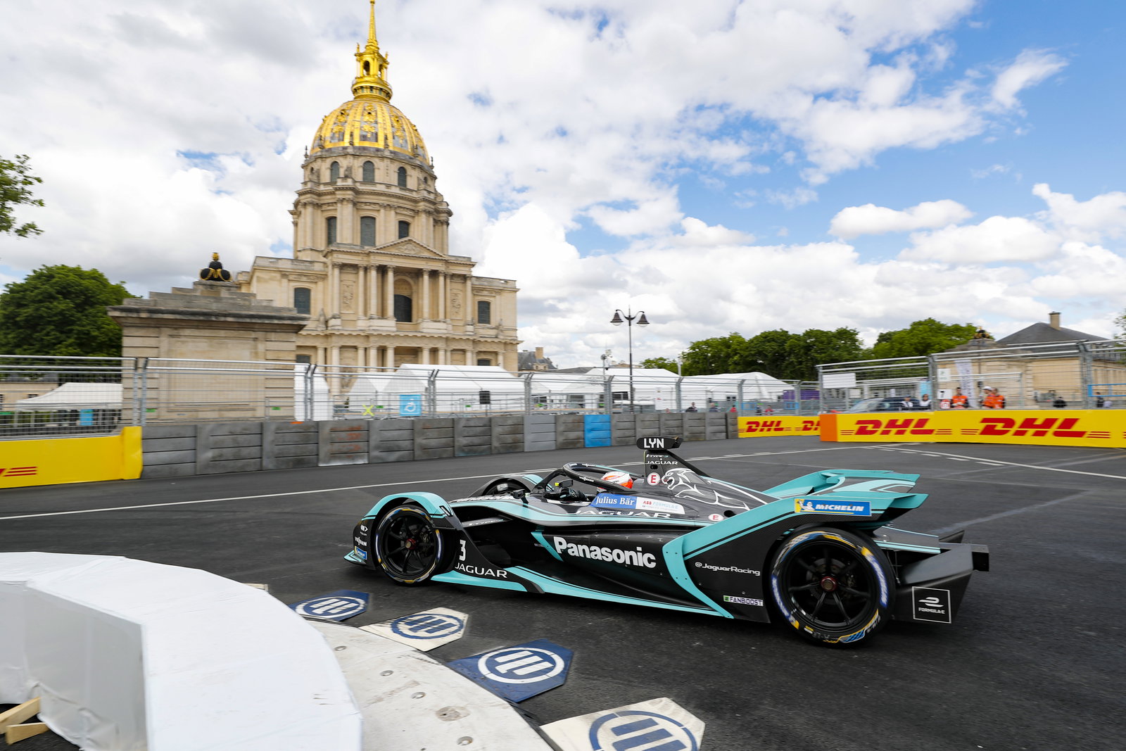 Pascal Wehrlein mengalahkan Rowland di tiang Formula E.