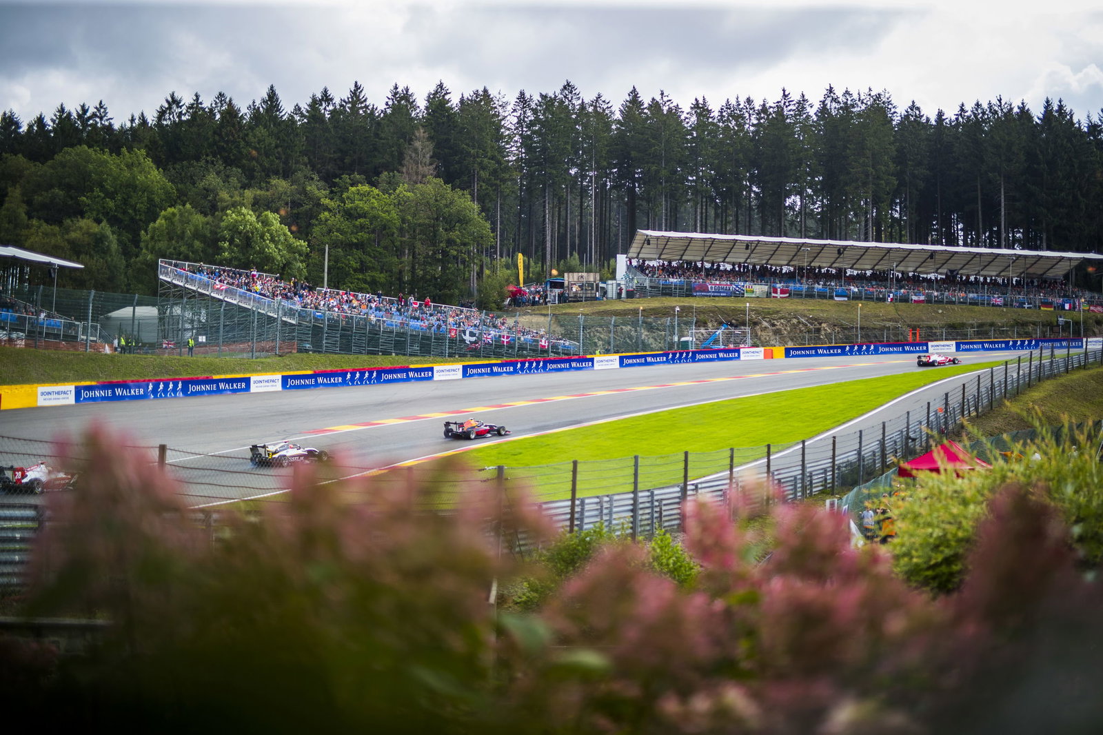 Simo Laaksonen dibebaskan oleh staf medis setelah kecelakaan Spa Formula 3