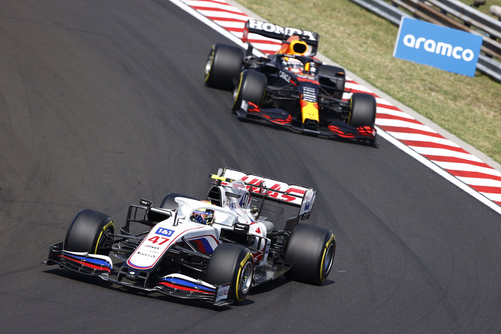 Mercedes Sesali Keputusan Tidak Ganti Ban Hamilton Saat Restart