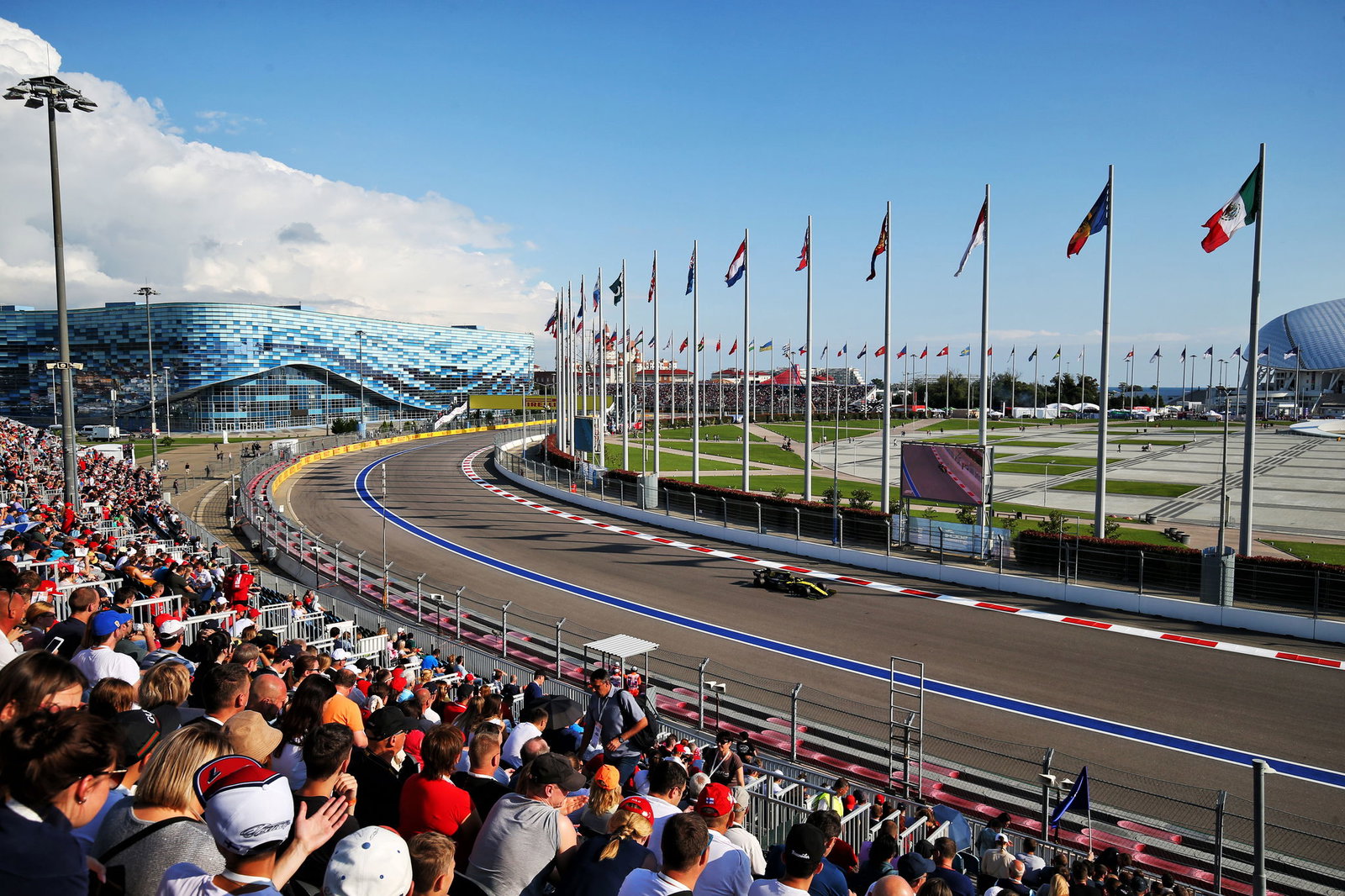 Charles Leclerc dominates Russian GP qualifying for 4th straight pole