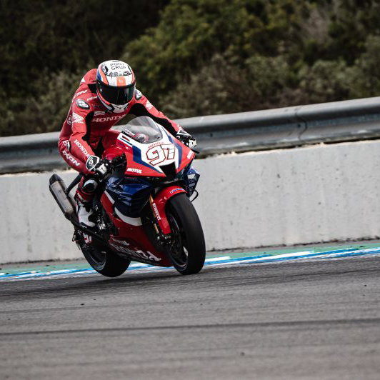 Warokorn menjalani operasi pada tulang belakang yang patah