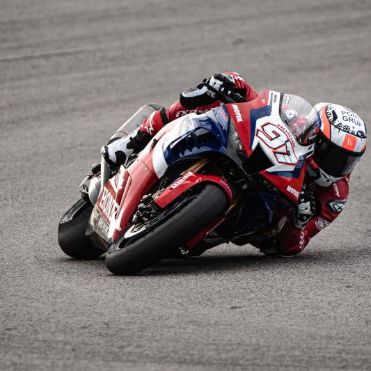 Warokorn menjalani operasi pada tulang belakang yang patah