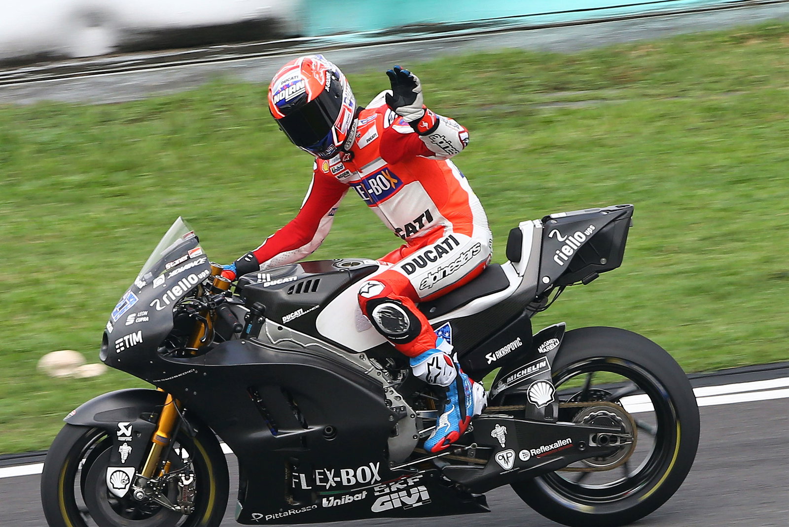 MotoGP Valencia: Petrucci menjauhi Marquez di FP2 basah kuyup