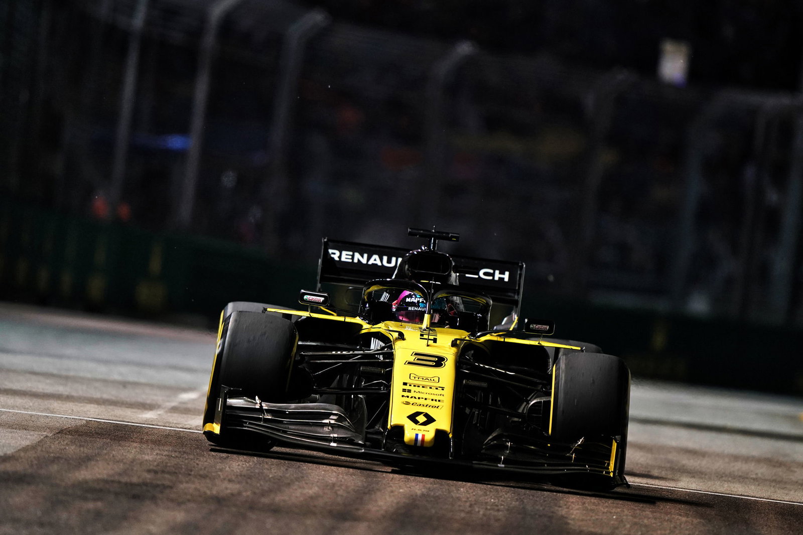 Hamilton mengalahkan Verstappen di FP2 Singapura karena lalu lintas menghalangi Ferrari