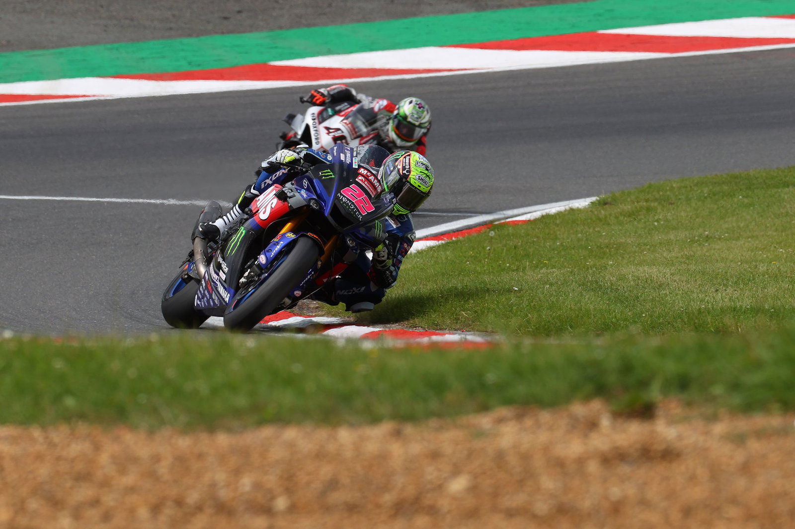 BSB Brands Hatch: Red Flag Race 3 Bantu Mackenzie Sapu Bersih Podium