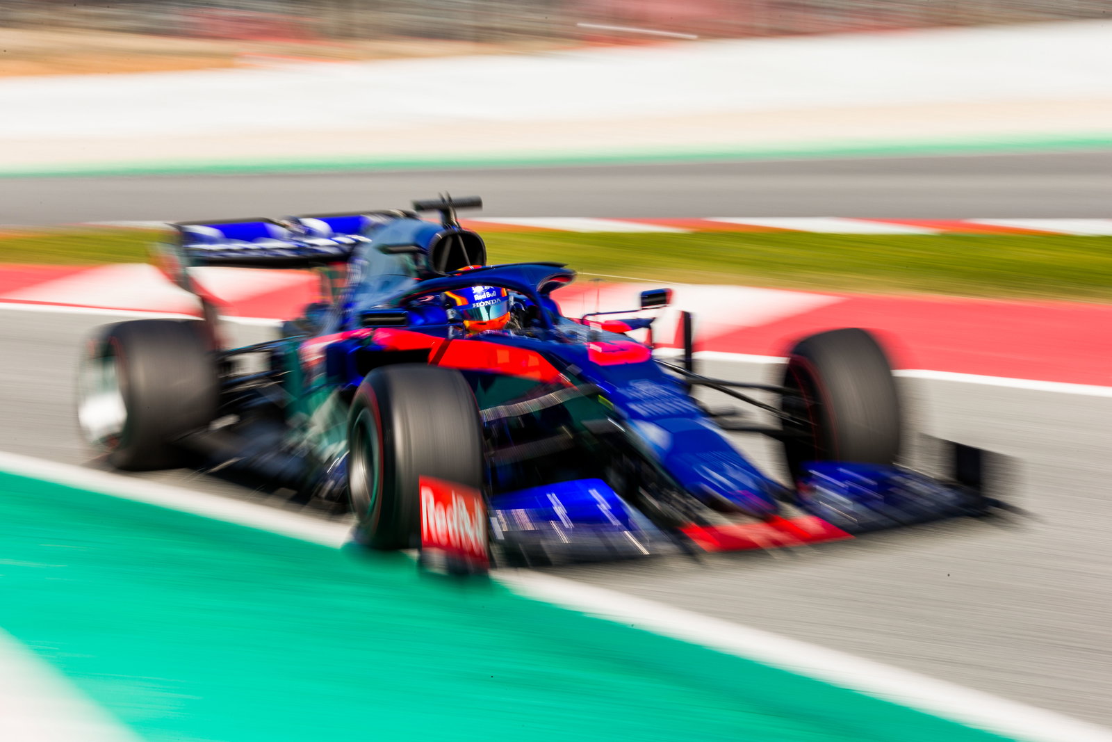 Hamilton has few good things to say about Pirelli’s 2019 F1 tyres