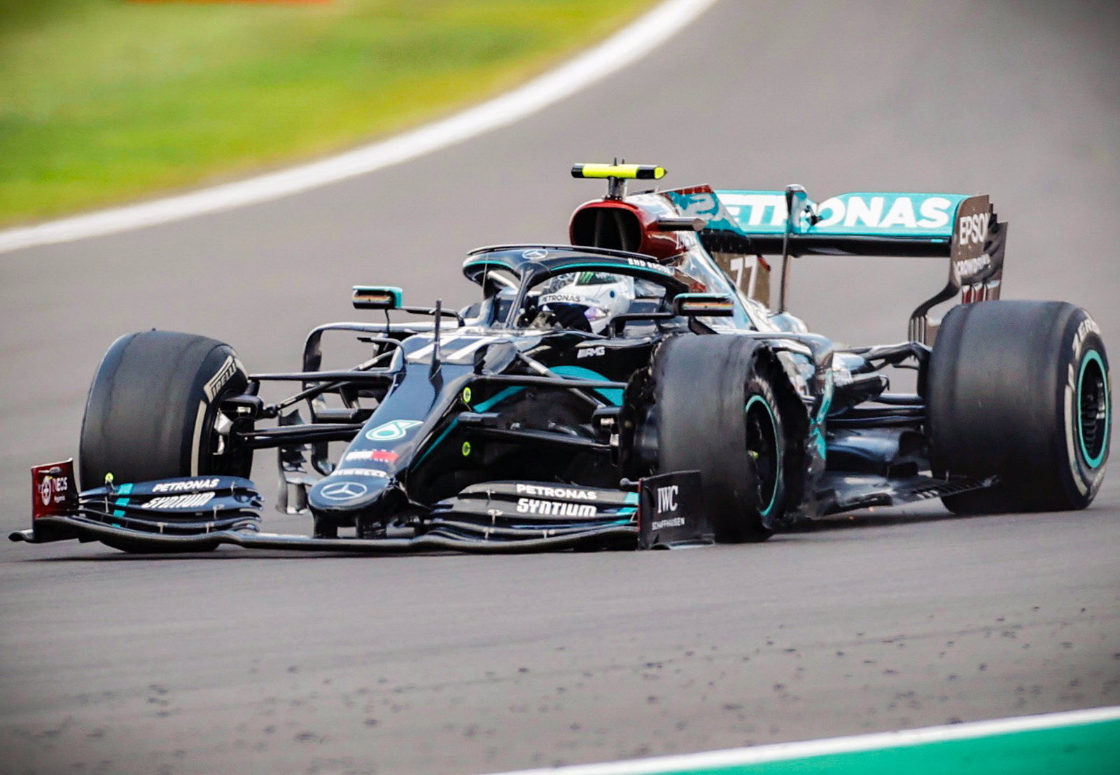 Silverstone membuat perubahan penghalang F1 setelah kecelakaan Daniil Kvyat