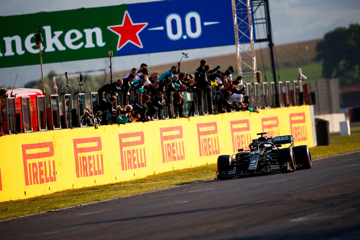 Lewis Hamilton mengklaim kemenangan F1 ke-90 di GP Tuscan yang berhenti-start gila