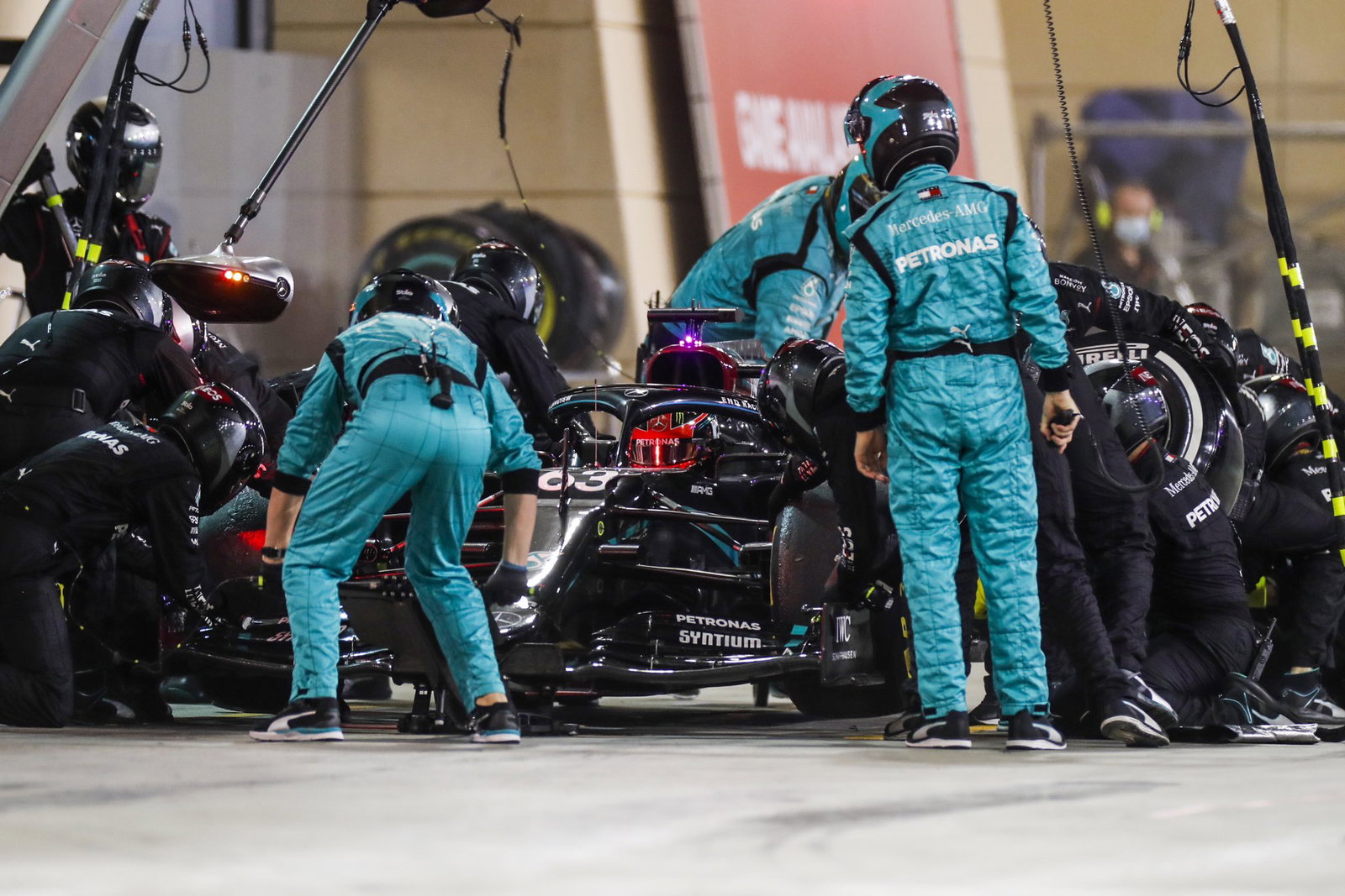 Perez mengklaim kemenangan perdana F1 yang menakjubkan di Sakhir GP setelah drama ban Mercedes