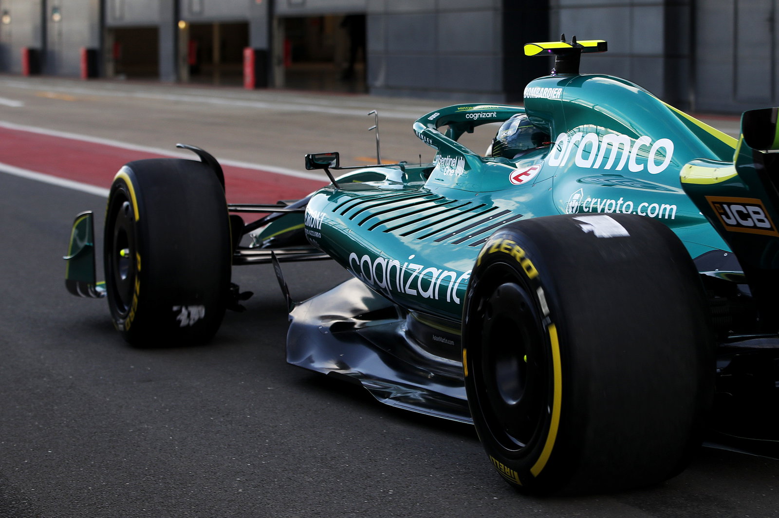 Hamilton Membantu Russell Saat Melakukan Seat-Fitting Mercedes