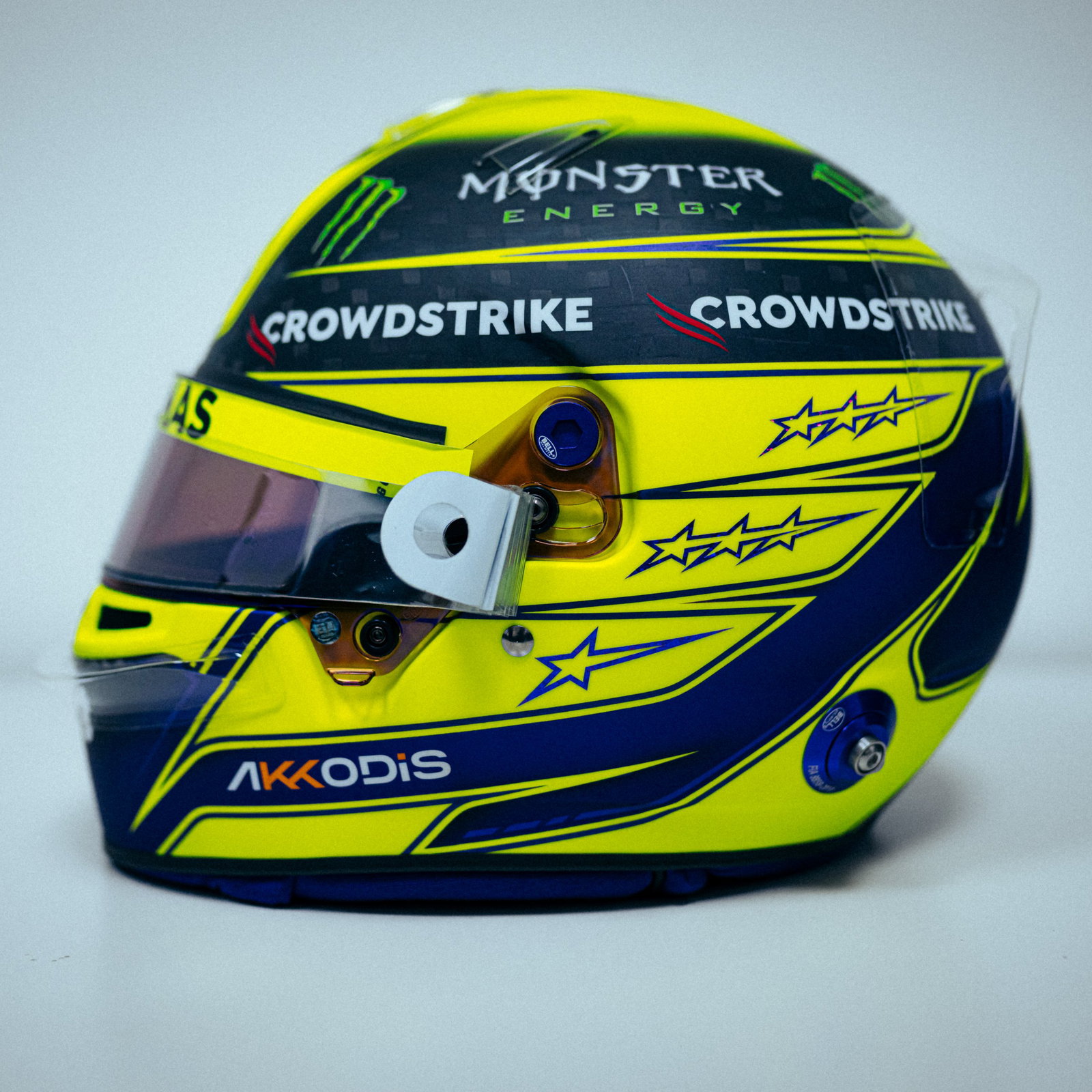 Daniel Ricciardo unveils Valentino Rossi-inspired helmet for race day at Monza