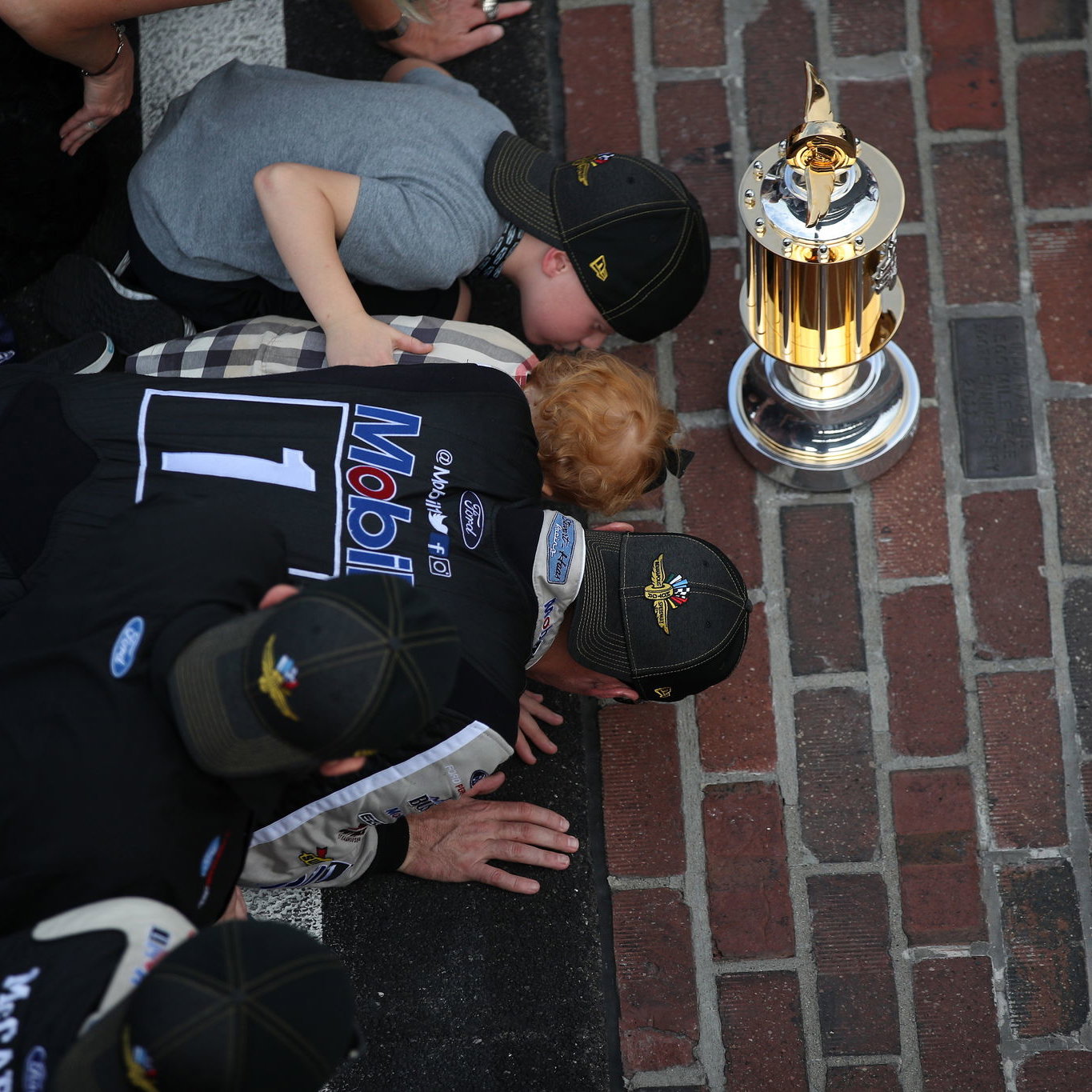 Ryan Blaney bests Chase Elliott for Phoenix pole