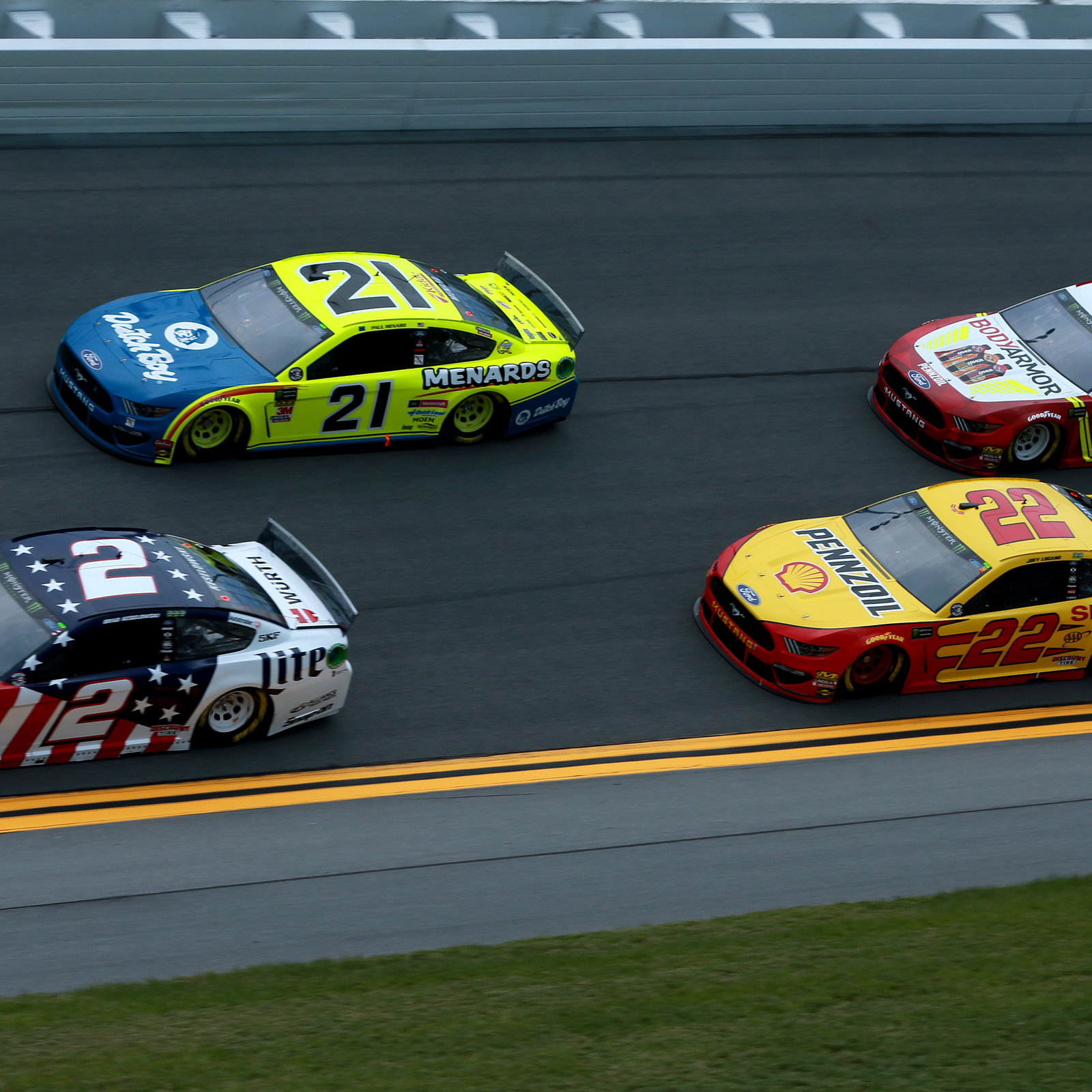 Ryan Blaney mengungguli Chase Elliott untuk pole Phoenix