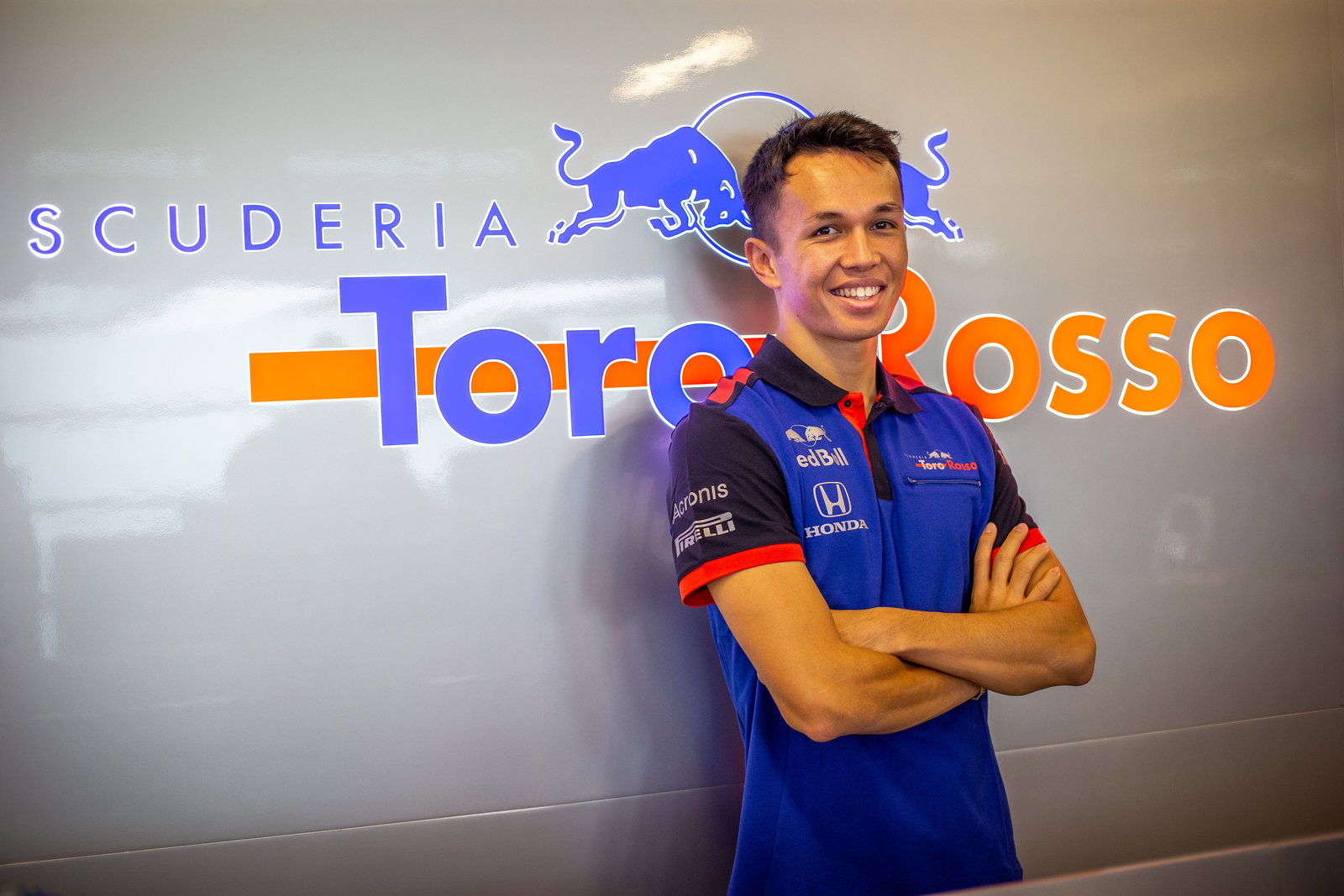 Alexander Albon memberikan setengah penghormatan kepada Valentino Rossi dengan nomor F1