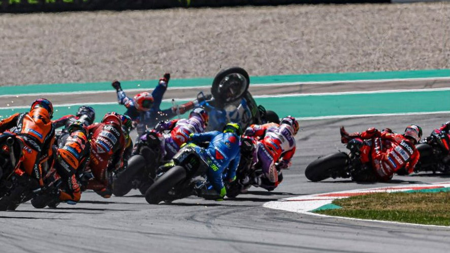 Rins, Nakagami, Bagnaia crash, Catalunya 2022