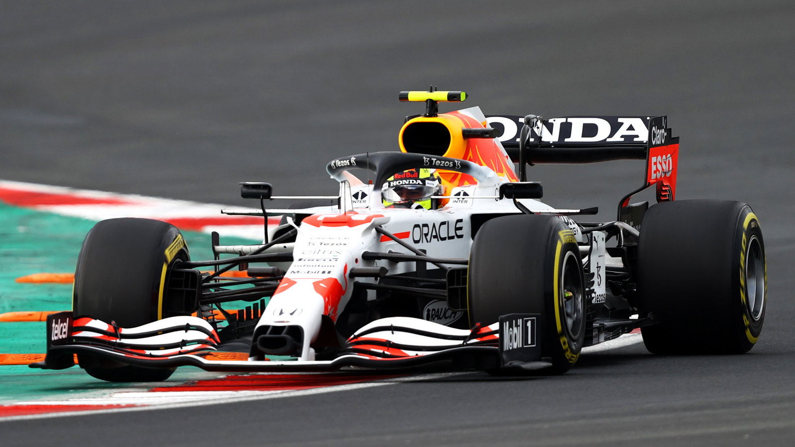 Sergio mengatakan dia akan memperlakukan Hamilton 'seperti rival lainnya' di F1 GP Turki