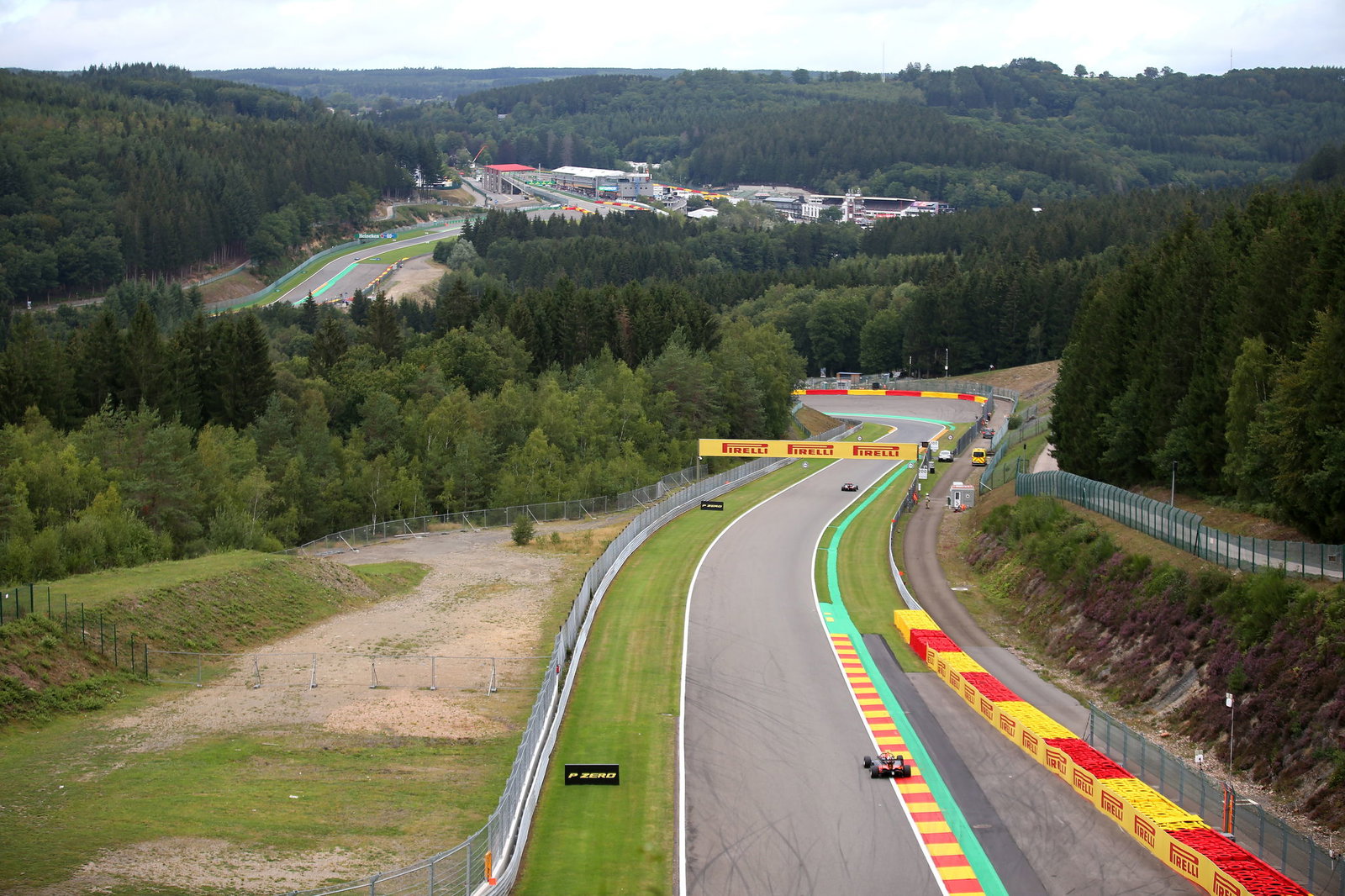 Zendeli memanfaatkan bendera merah dan hujan untuk mengklaim tiang F3 Belgia