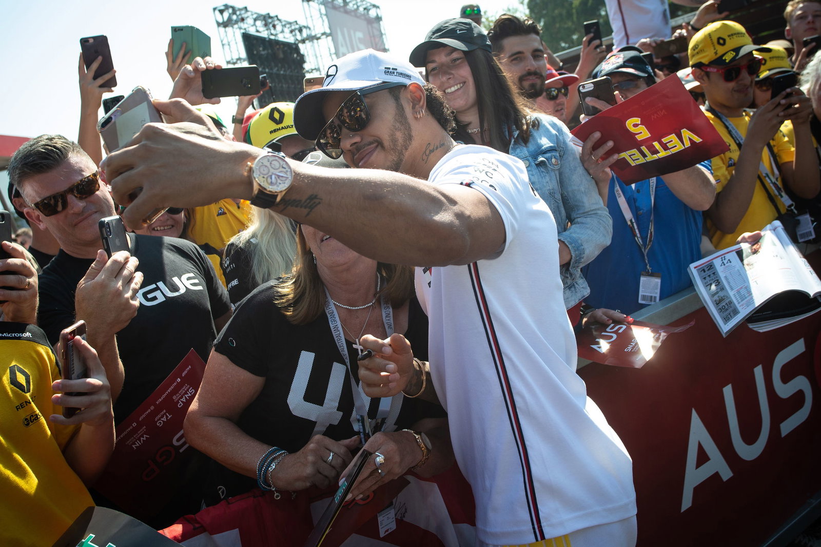 Coronavirus fears dominate on eve of F1 season-opening Australian GP