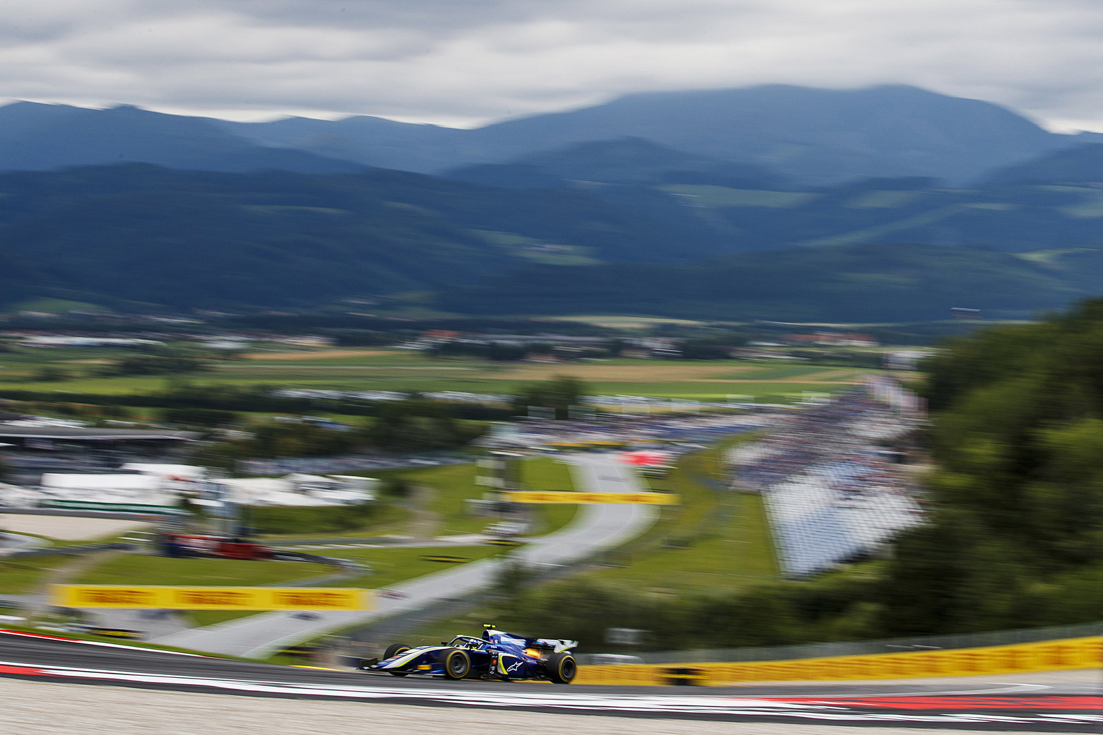 F2 memperkenalkan rolling start dari Austria setelah masalah kopling / stall