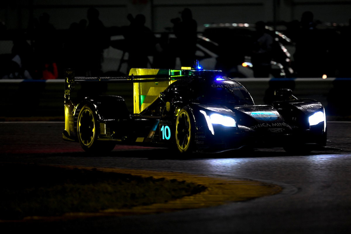 Pertarungan Cadillac / Acura berkecamuk sepanjang malam di Daytona