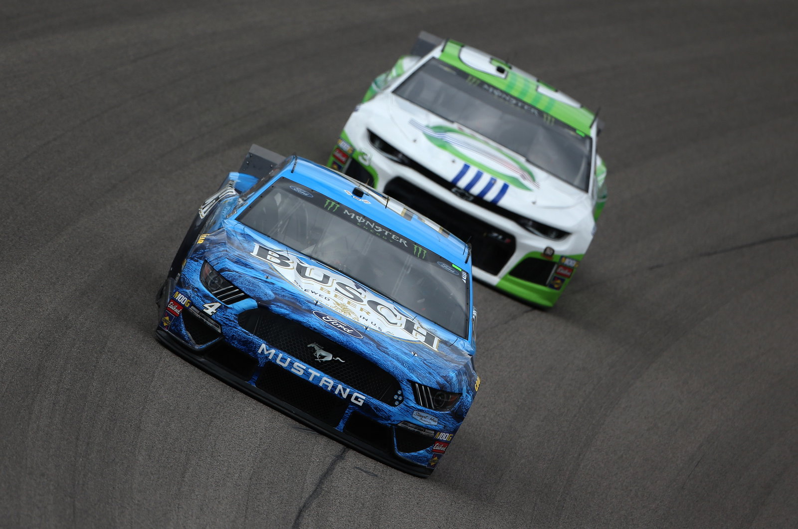 Kevin Harvick memimpin SHR sapuan dua baris teratas di Kansas