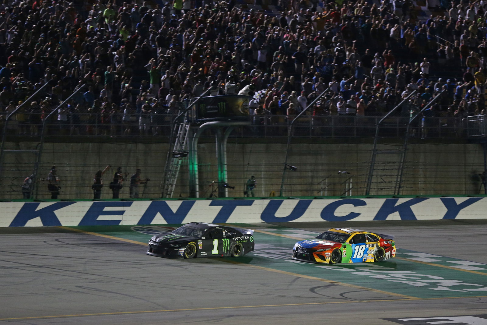 Kurt Busch menang atas saudara Kyle dalam penyelesaian waktu tambahan di Kentucky