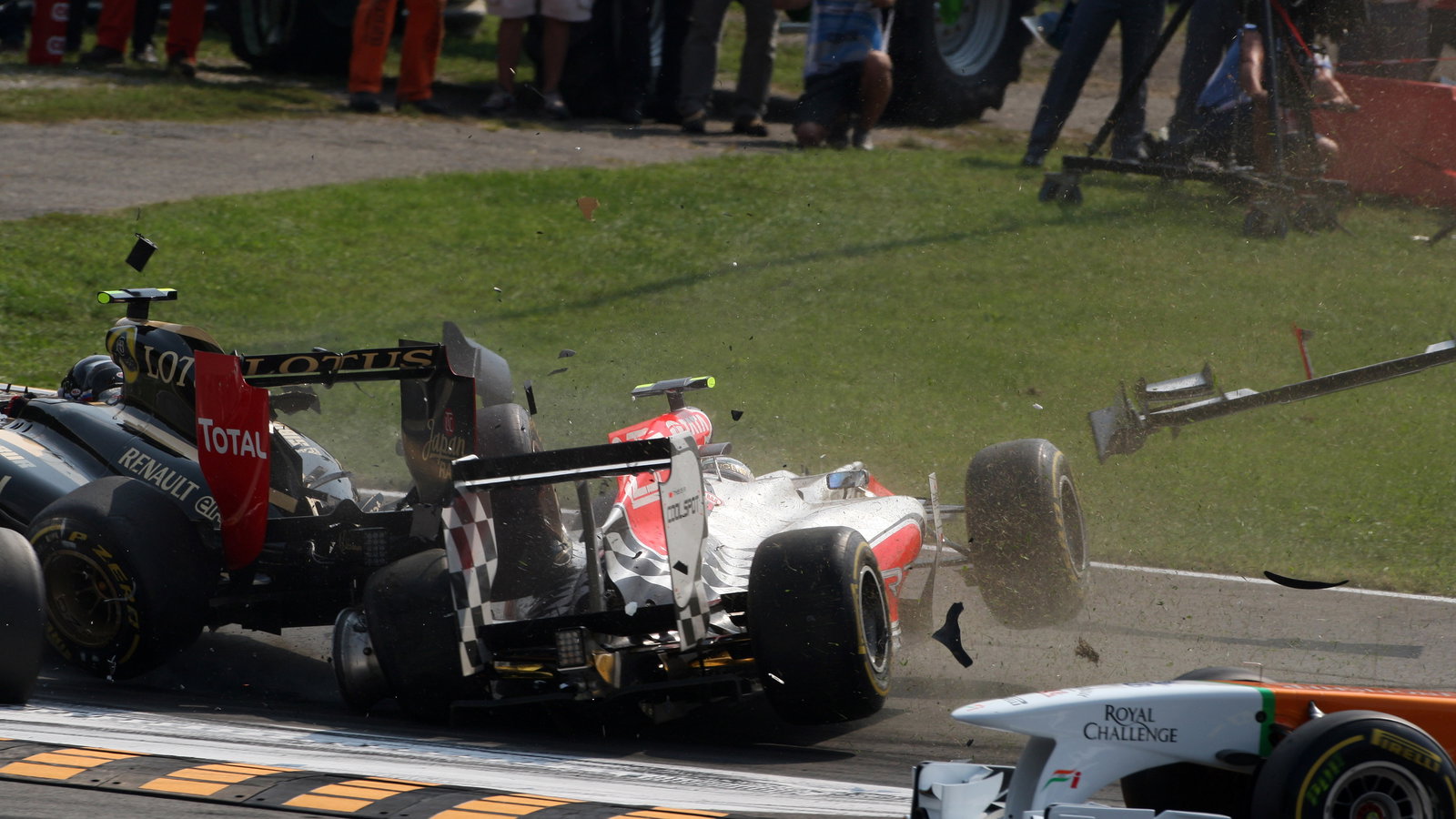 11.09.2011- Race, Crash, Vitantonio Liuzzi (ITA), HRT Formula One Team and Vitaly Petrov (RUS), Lotu