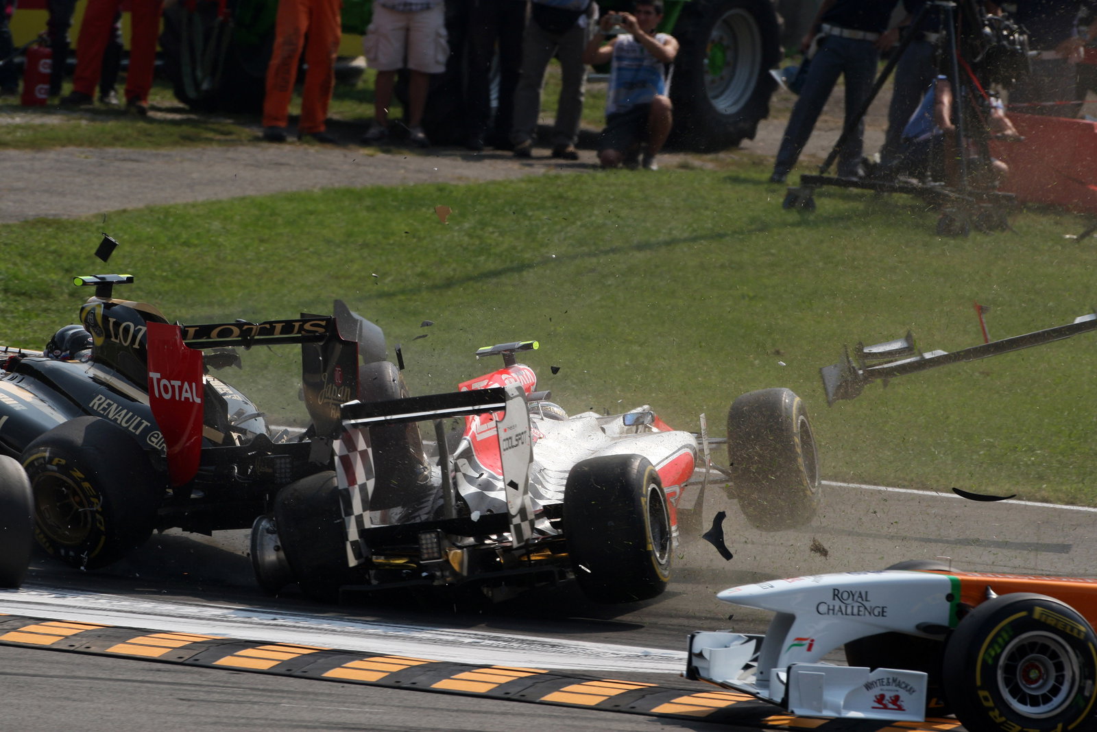11.09.2011- Race, Crash, Vitantonio Liuzzi (ITA), HRT Formula One Team and Vitaly Petrov (RUS), Lotu
