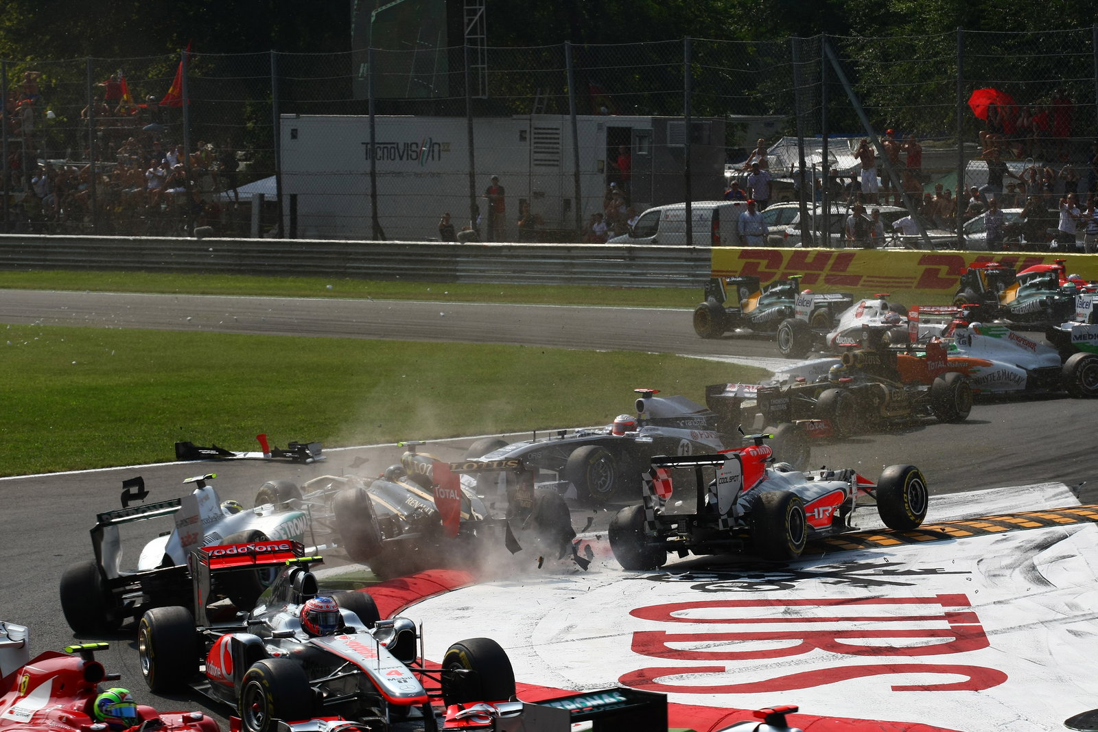 11.09.2011- Race, Crash, Vitantonio Liuzzi (ITA), HRT Formula One Team, Nico Rosberg (GER), Mercedes