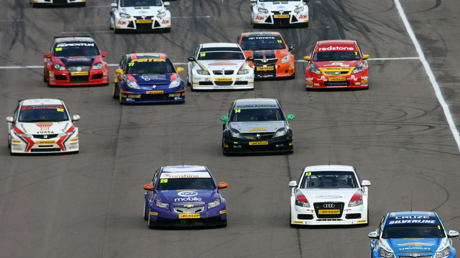 Start of the race, Jason Plato (GBR) RML Silverline Chevrolet Chevrolet Cruze leads