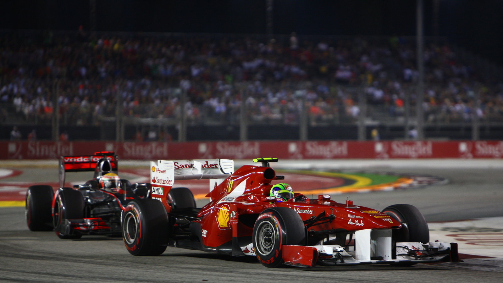 25.09.2011- Race, Felipe Massa (BRA), Scuderia Ferrari, F-150 Italia leads Lewis Hamilton (GBR), McL