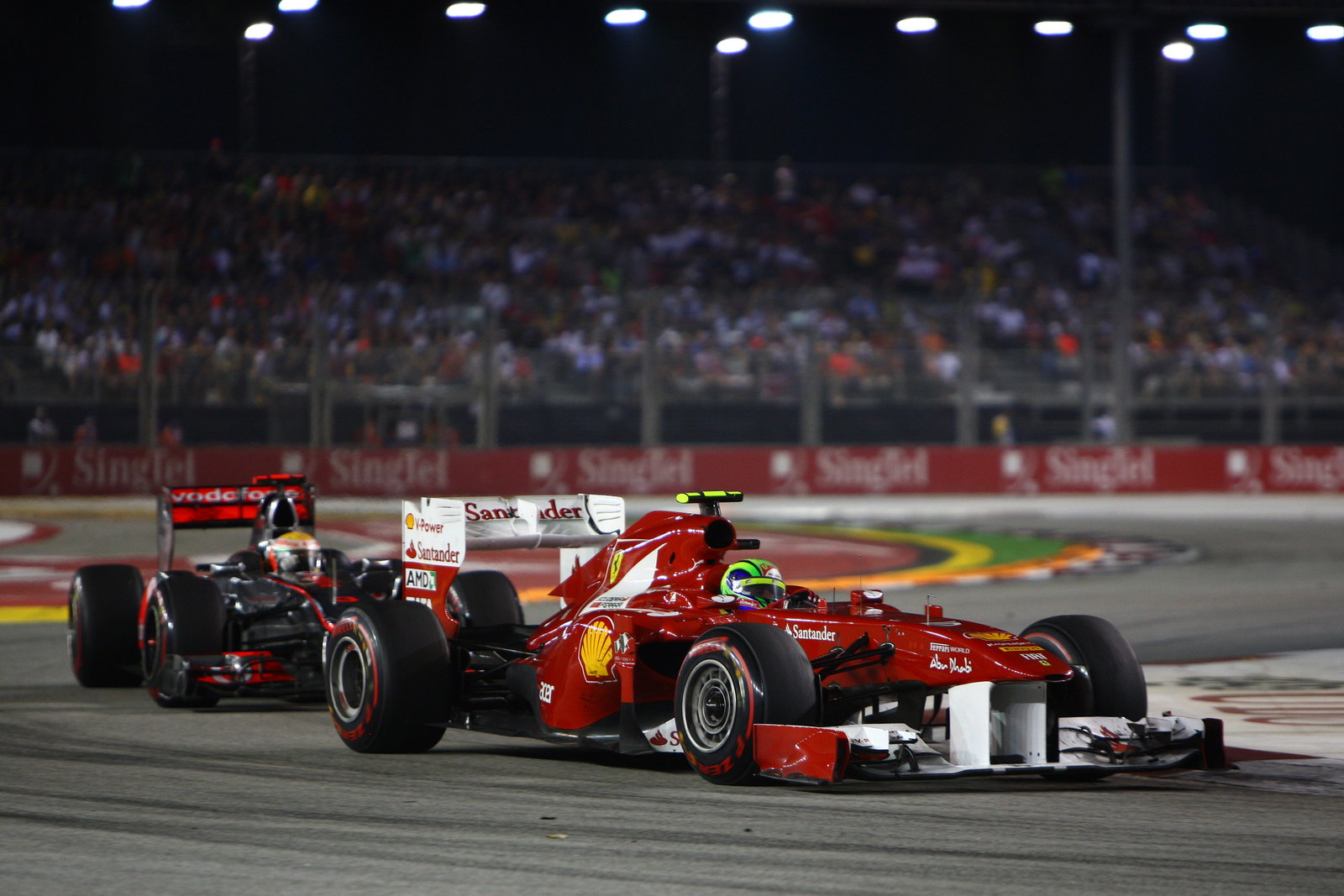 25.09.2011- Race, Felipe Massa (BRA), Scuderia Ferrari, F-150 Italia leads Lewis Hamilton (GBR), McL