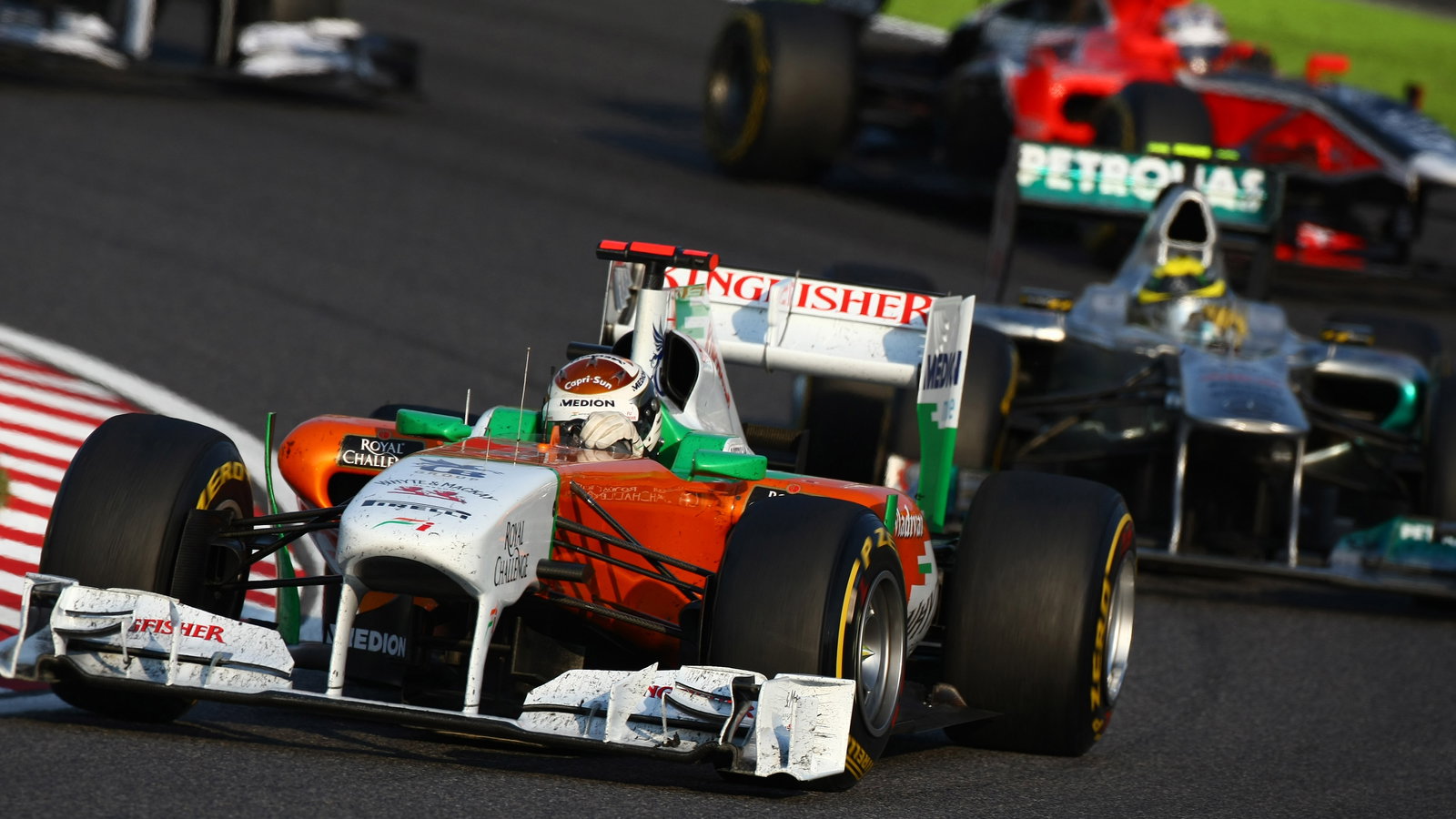 09.10.2011- Race, Adrian Sutil (GER), Force India F1 Team, VJM04 leads Nico Rosberg (GER), Mercedes