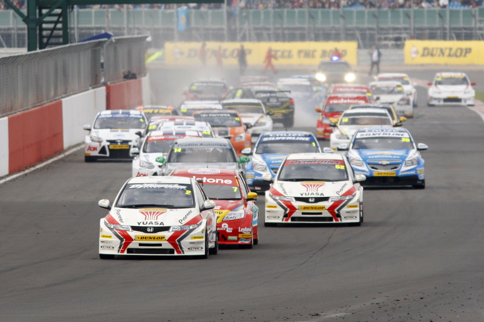 Start, Gordon Shedden (GBR) Honda Racing Honda Civic leads