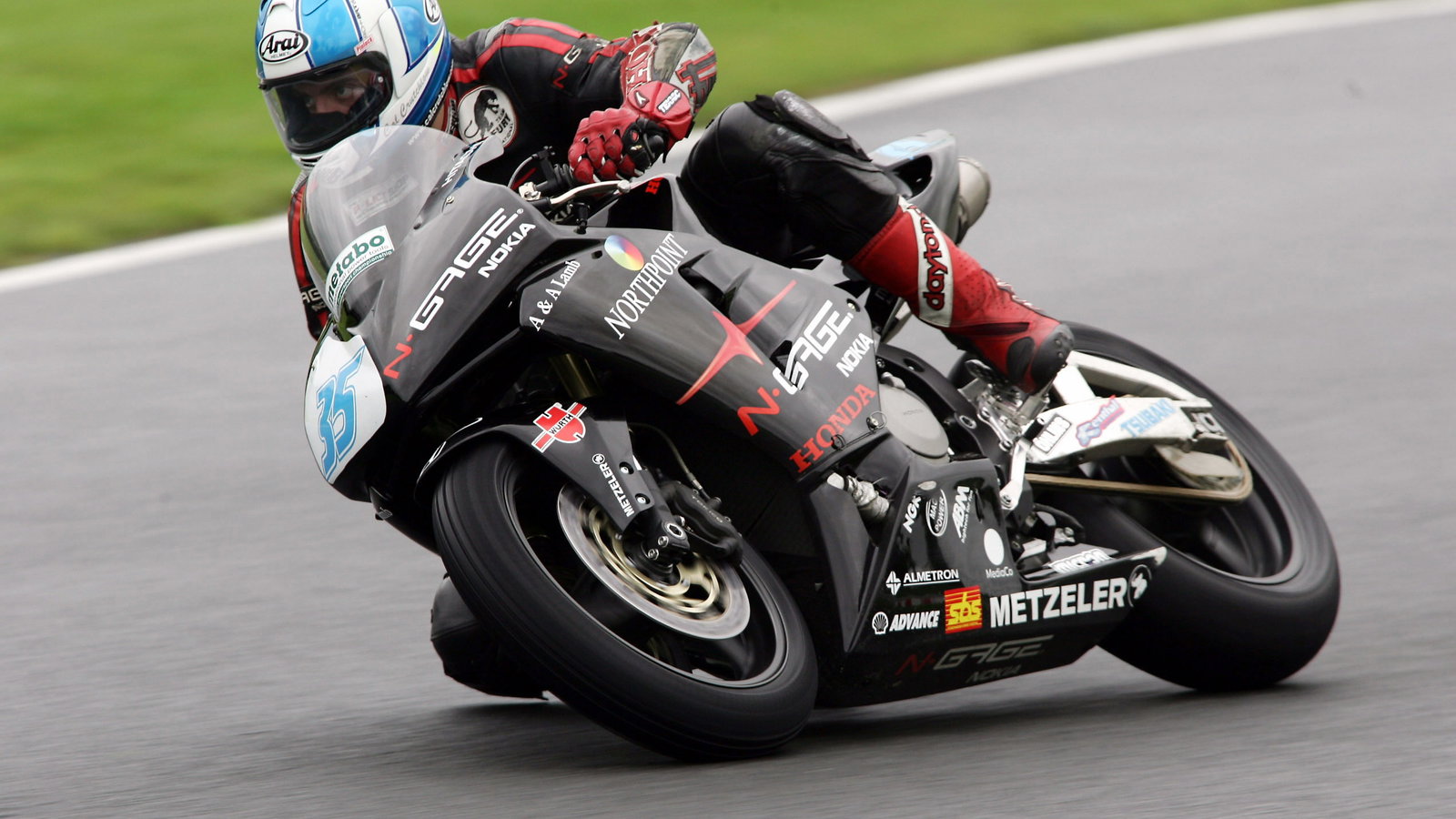 Pic: Tim Keeton/Raymonds Press Agency. 10.9.05.British Superbike Championship. Oulton Park, Cheshire