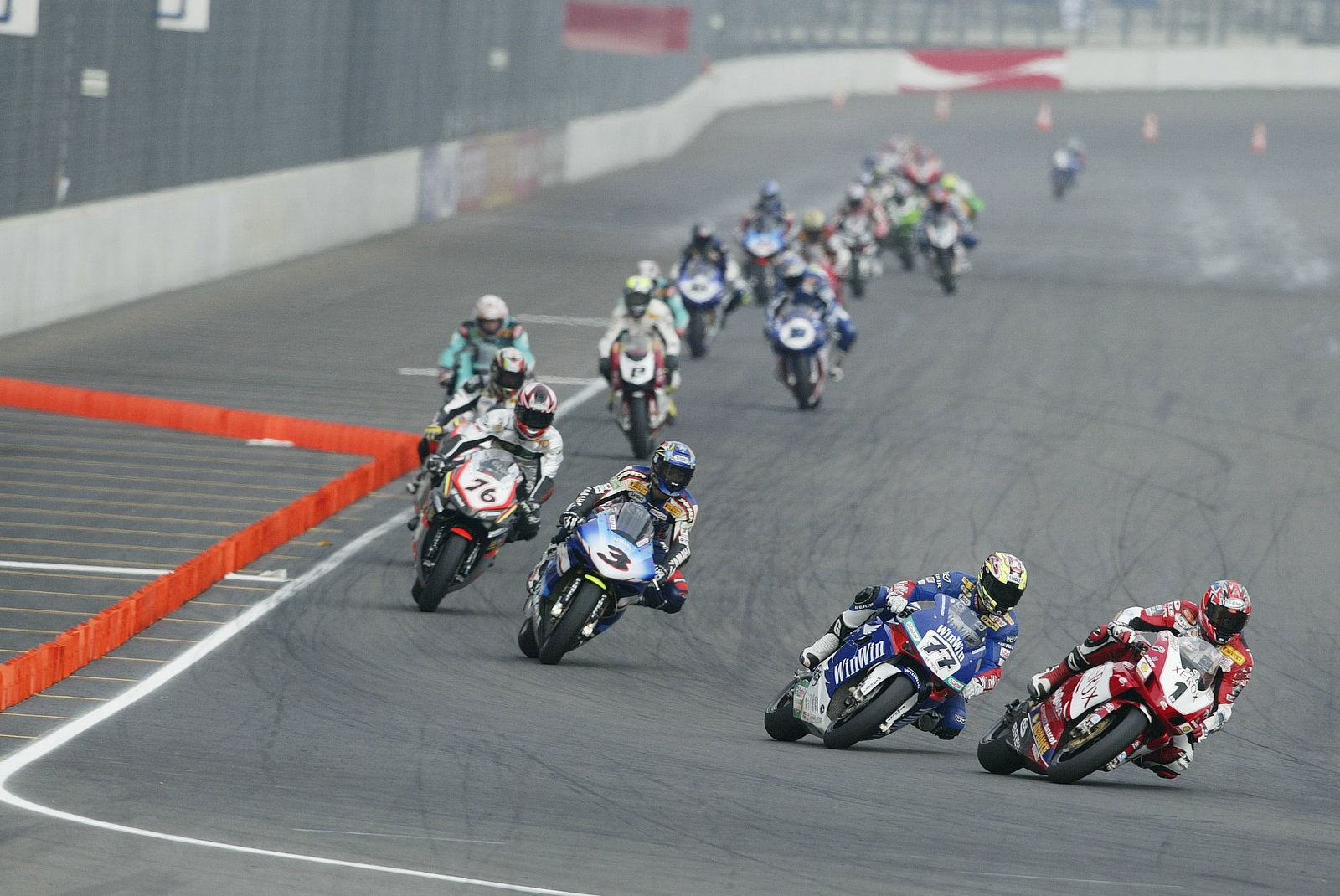Toseland leads Vermeulen et al, WSBK Race 2 Lausitzring, 2005
