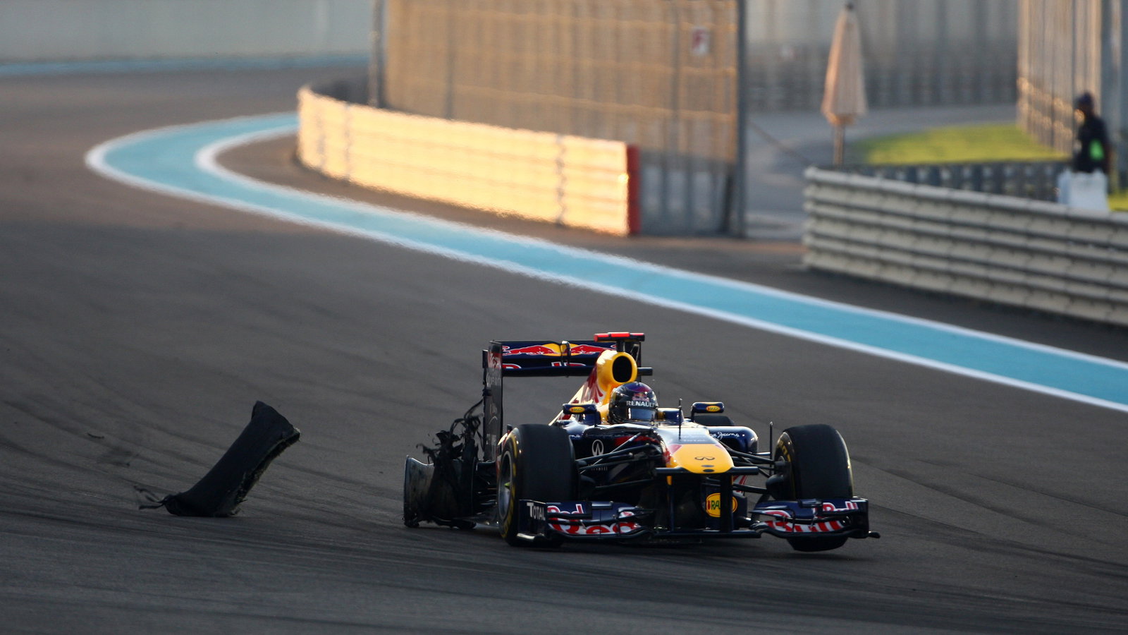 13.11.2011- Race, Sebastian Vettel (GER), Red Bull Racing, RB7 crashed