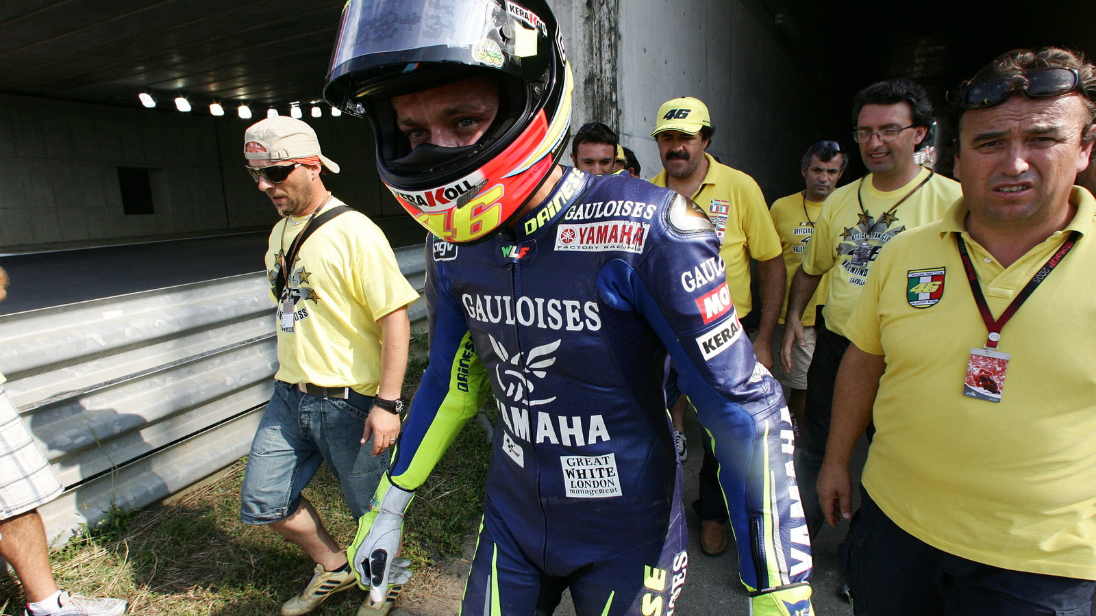 Rossi with fan club after crash, Japanese MotoGP 2005