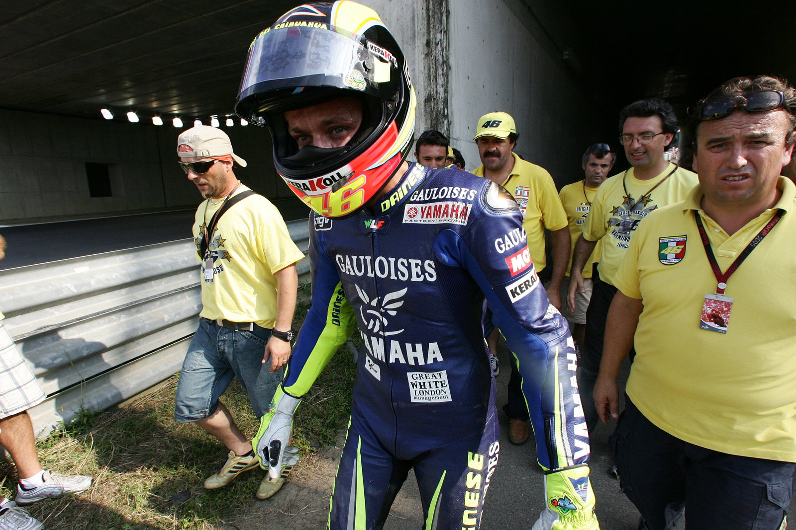 Rossi with fan club after crash, Japanese MotoGP 2005