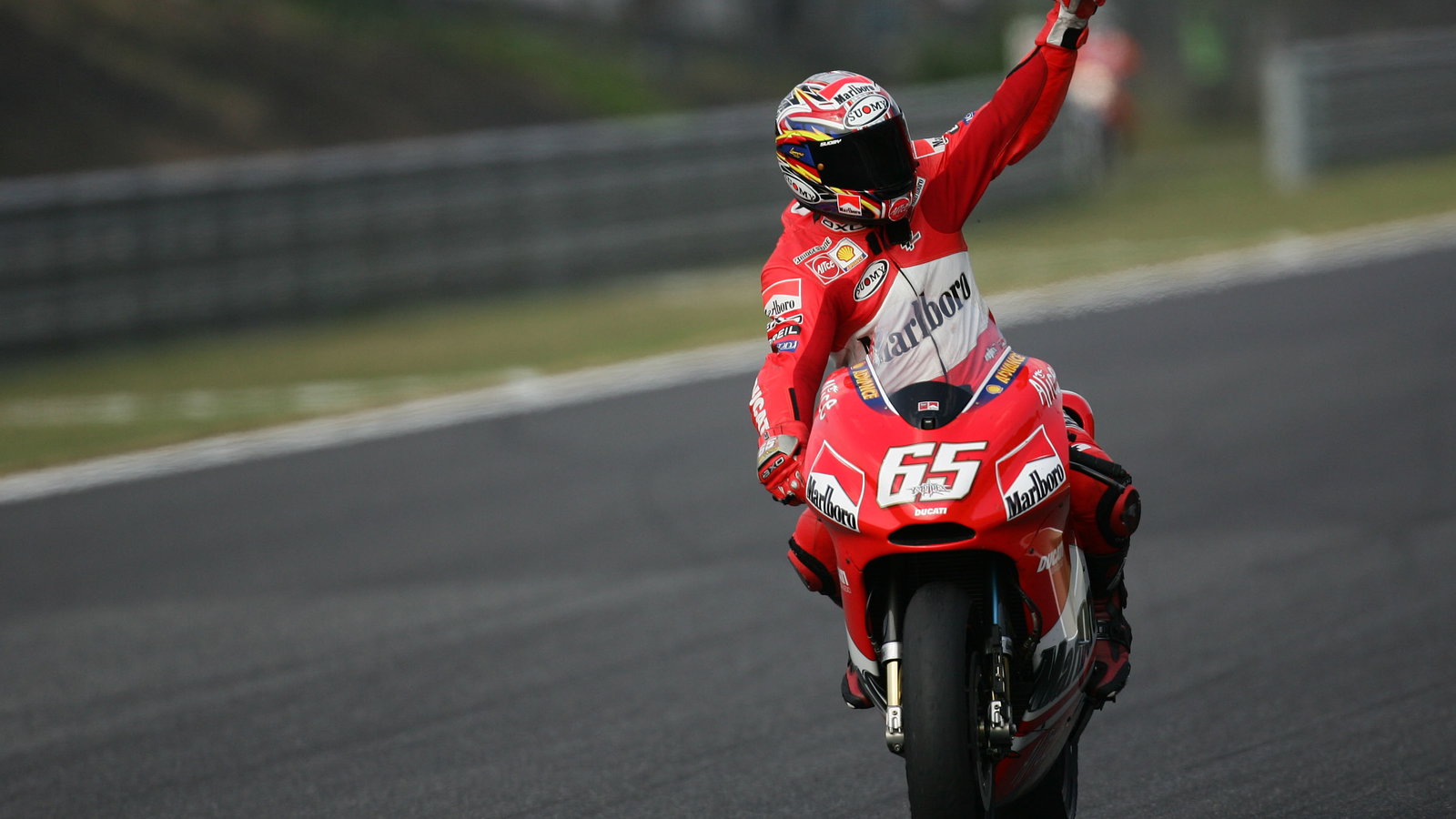 Capirossi celebrates, Japanese MotoGP 2005
