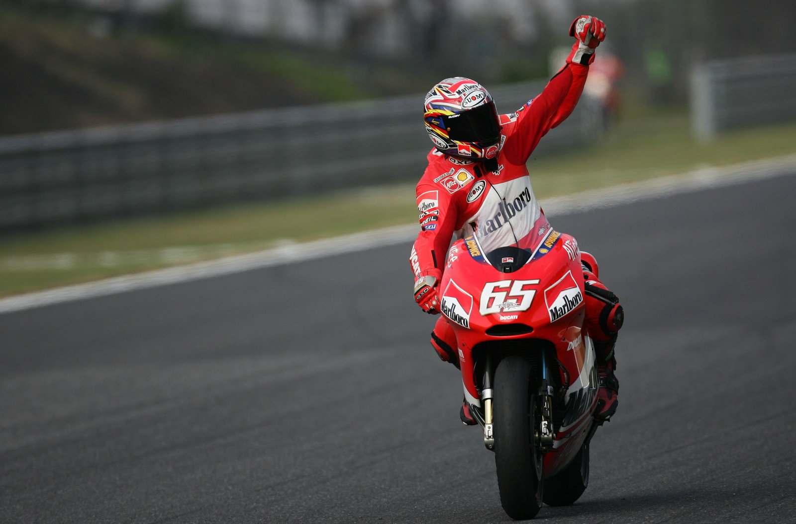 Capirossi celebrates, Japanese MotoGP 2005