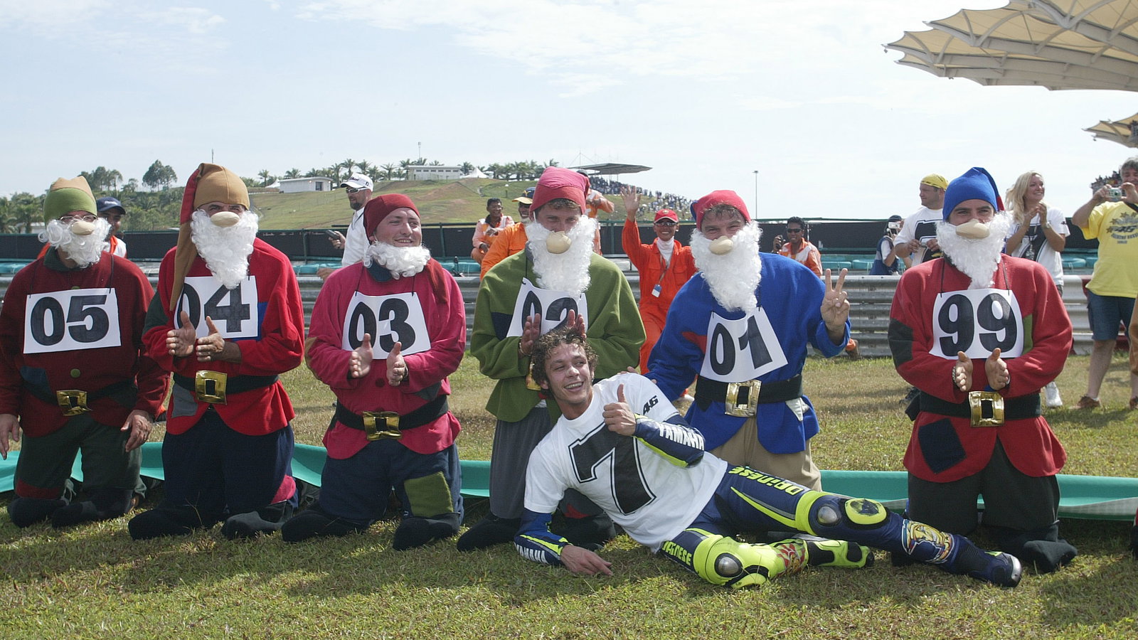 Rossi celebrates 7th world championship with Snow White and the 7 Dwarfs, Malaysian MotoGP Race 200