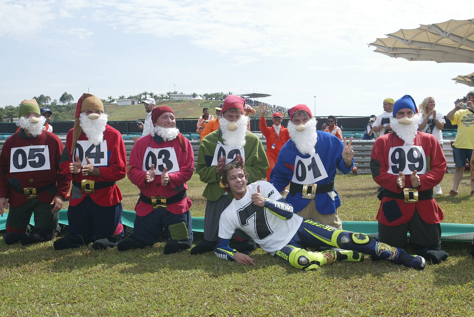Rossi celebrates 7th world championship with Snow White and the 7 Dwarfs, Malaysian MotoGP Race 200