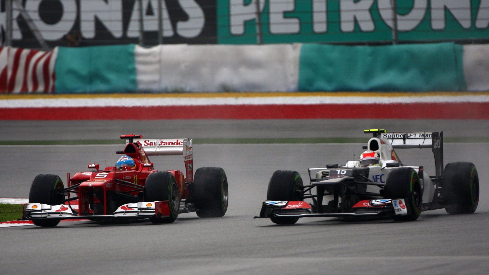 25.03.2012- Race, Fernando Alonso (ESP) Scuderia Ferrari F2012 and Sergio Prez (MEX) Sauber F1 Team