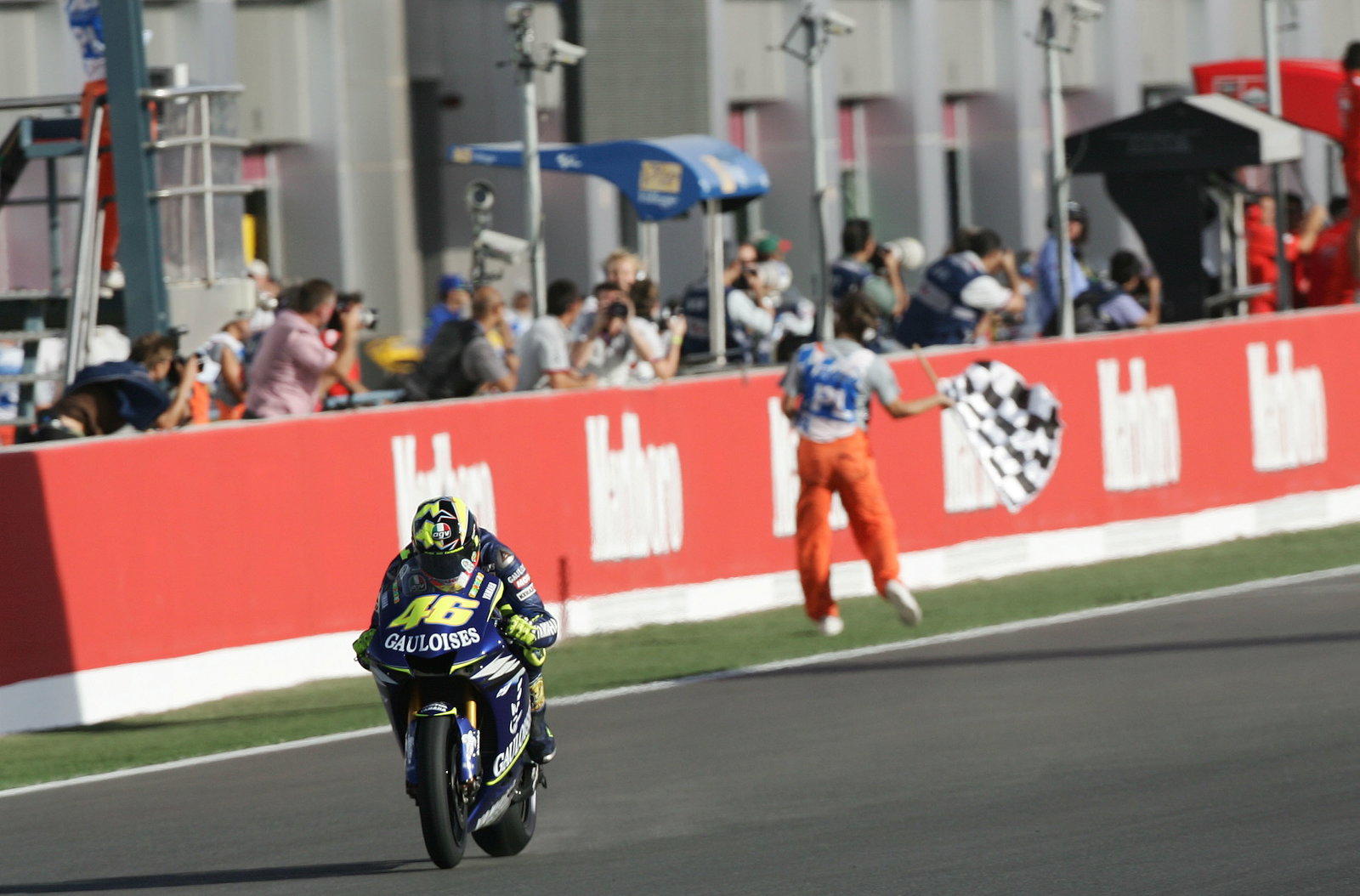 Rossi takes chequered flag and wins, Qatar MotoGP, 2005