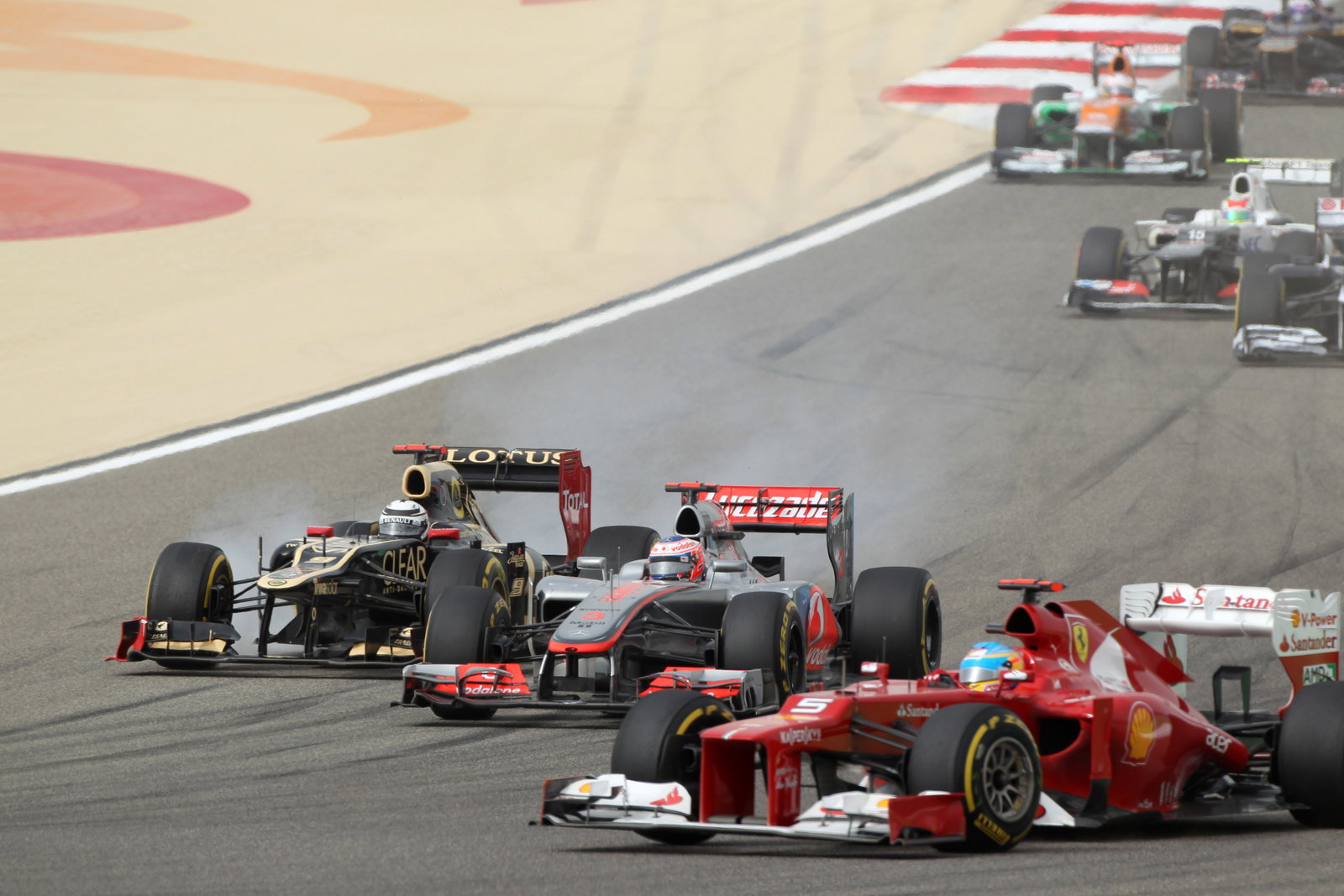 22.04.2012- Race, Kimi Raikkonen (FIN) Lotus F1 Team E20, Jenson Button (GBR) McLaren Mercedes MP4-2