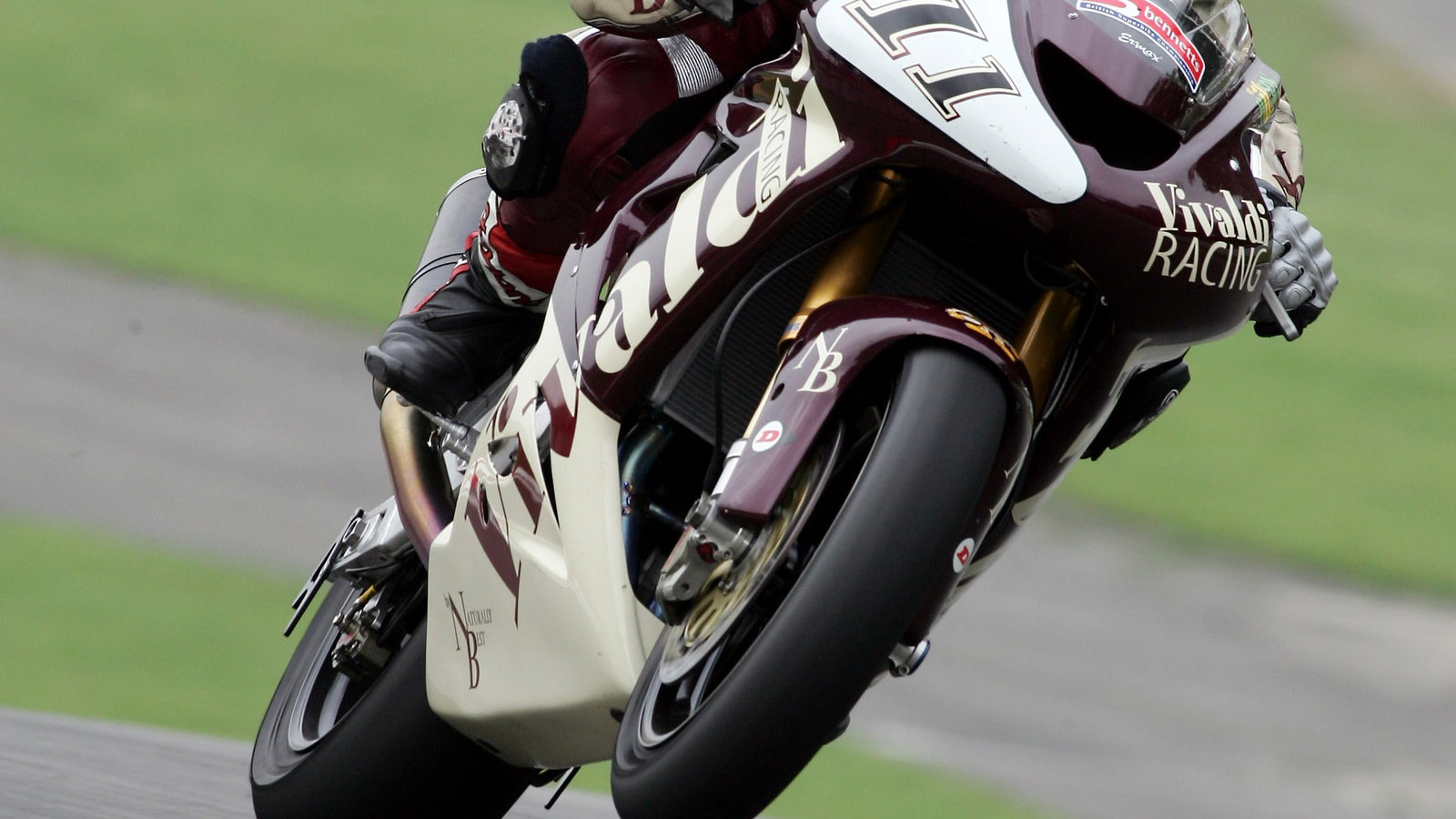 Pic: Tim Keeton/Raymonds Press Agency. 7.10.05.British Superbike Championship, Round13, Brands Hatch