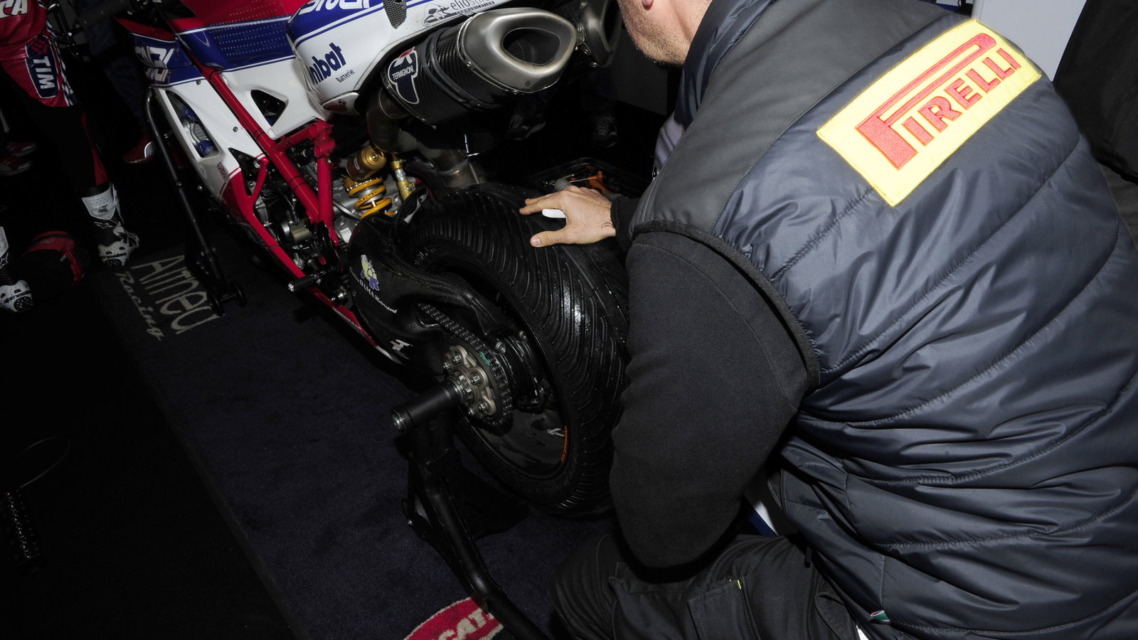 Pirelli Technician, Wet tyre falling apart, Bike, 25 Years of Superbike, Italian WSBK 2012