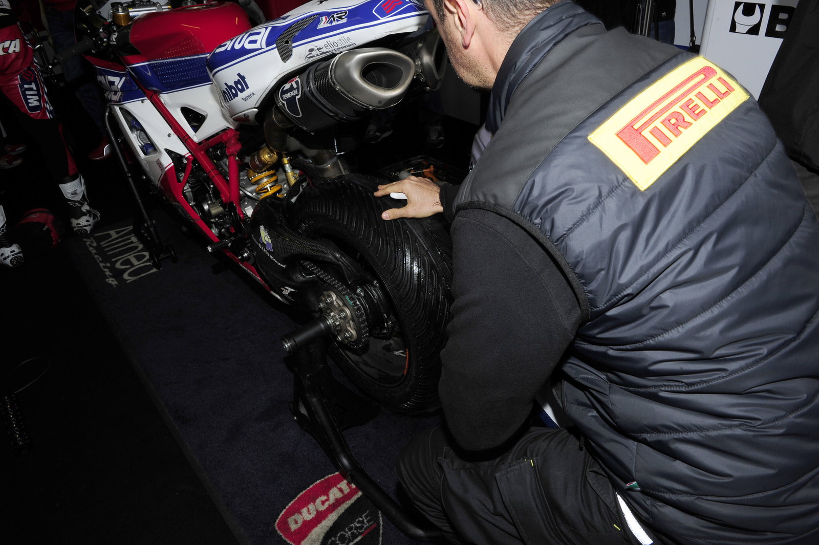 Pirelli Technician, Wet tyre falling apart, Bike, 25 Years of Superbike, Italian WSBK 2012