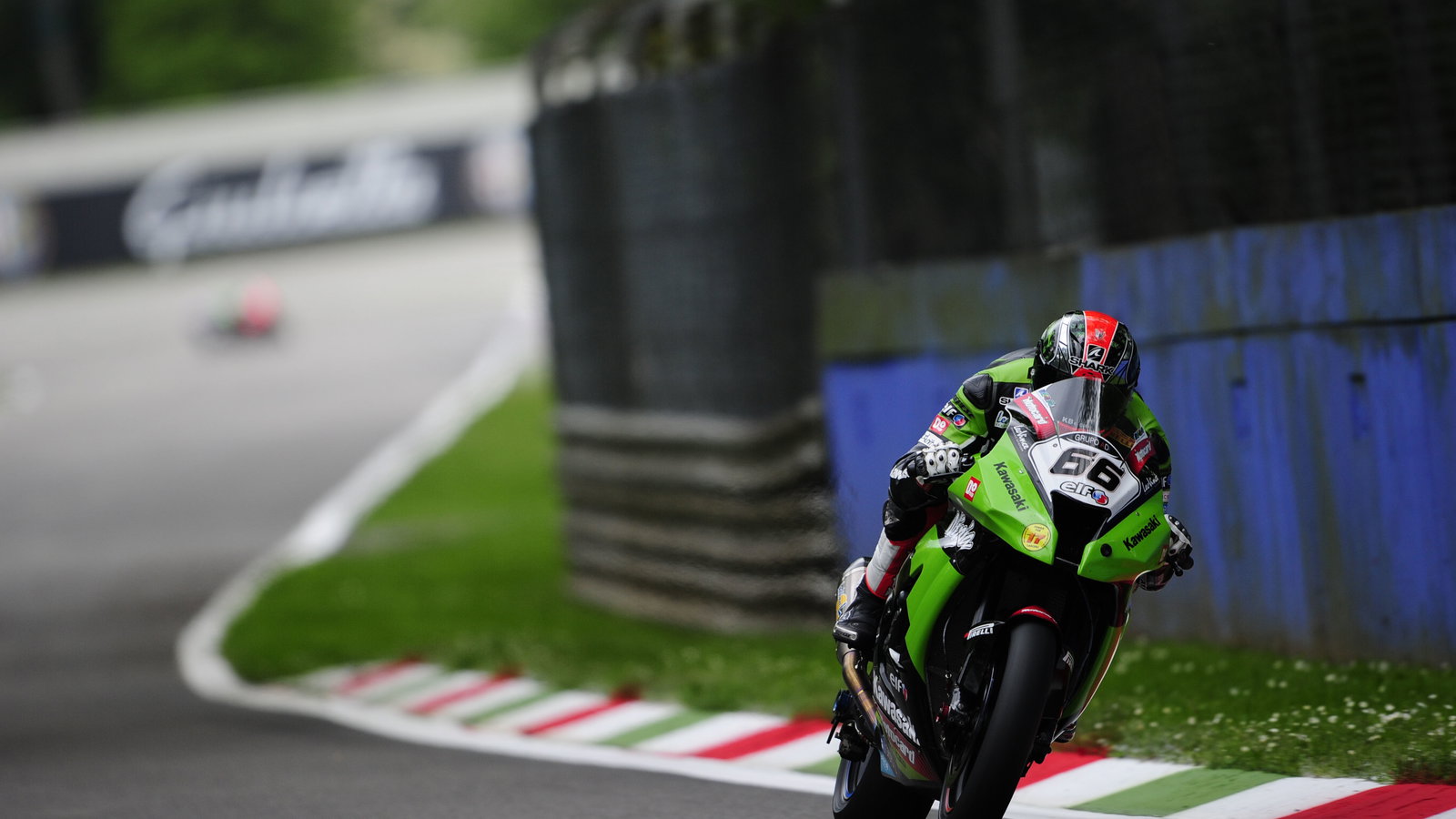 Sykes, Haslam and Laverty in the background, Italian WSBK Race 2 2012